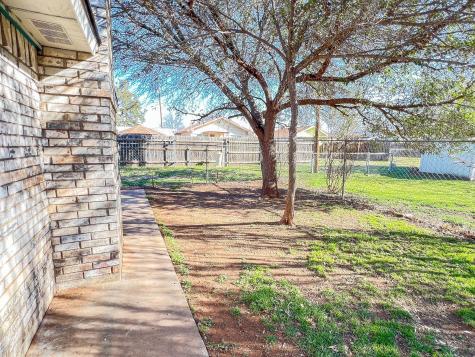 505 N Yosemite Iowa Park TX 76367