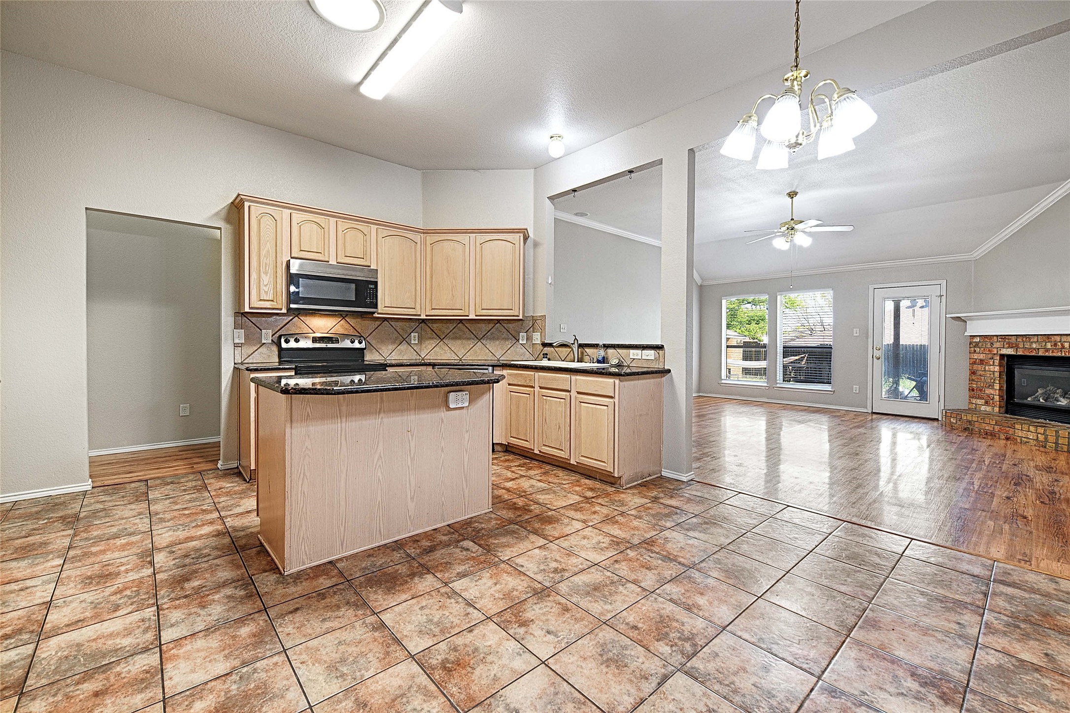 516 Chestnut Lane Saginaw TX 76179
