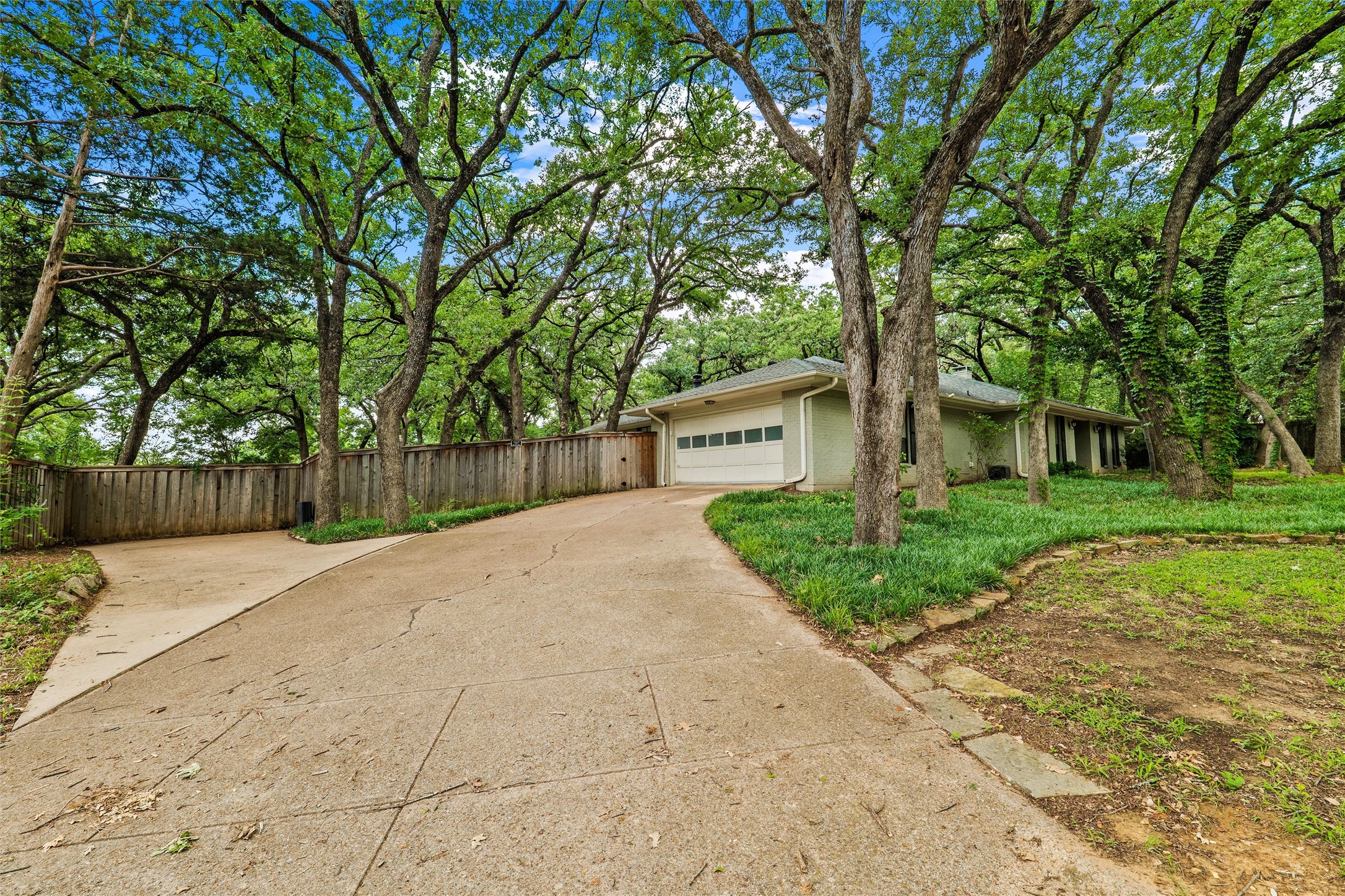 1804 Hillvalley Drive Arlington TX 76013