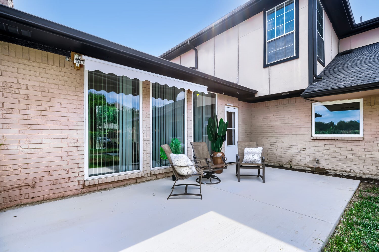 6033 Daven Oaks Drive Dallas TX 75248