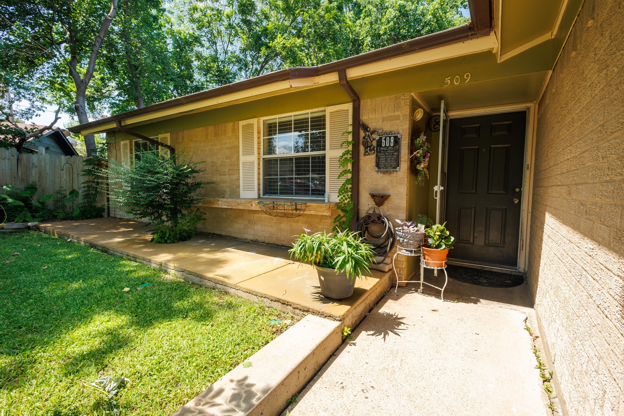 509 E Phillip Court Grand Prairie TX 75051