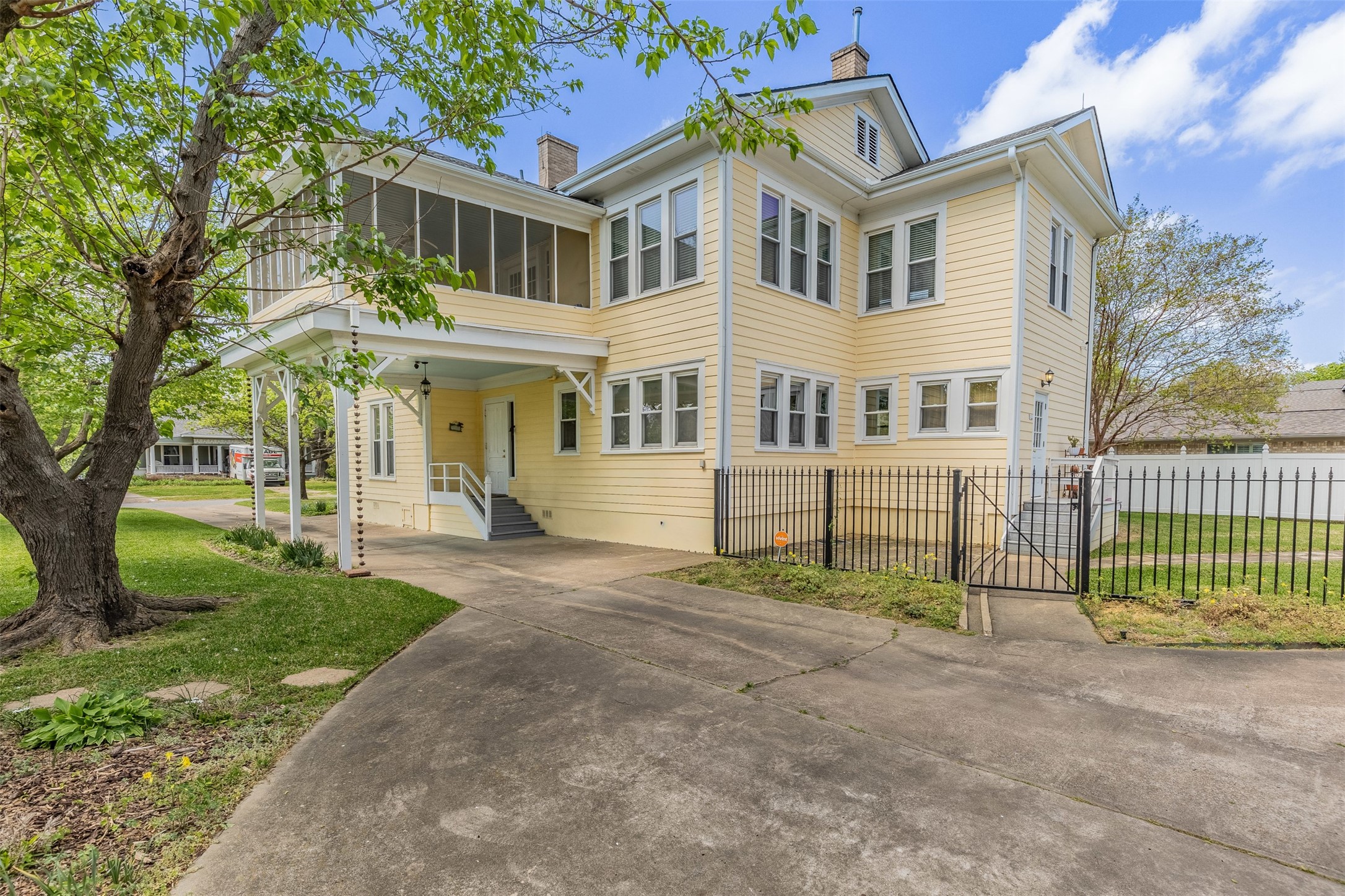 1017 N Woods Street Sherman TX 75092