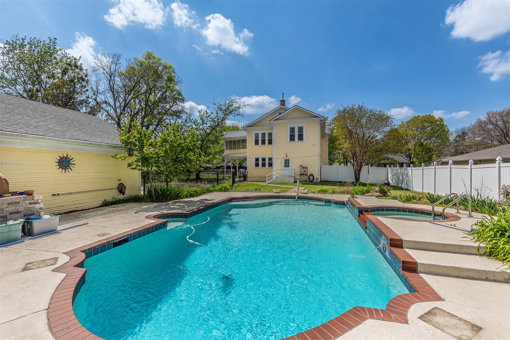 1017 N Woods Street Sherman TX 75092