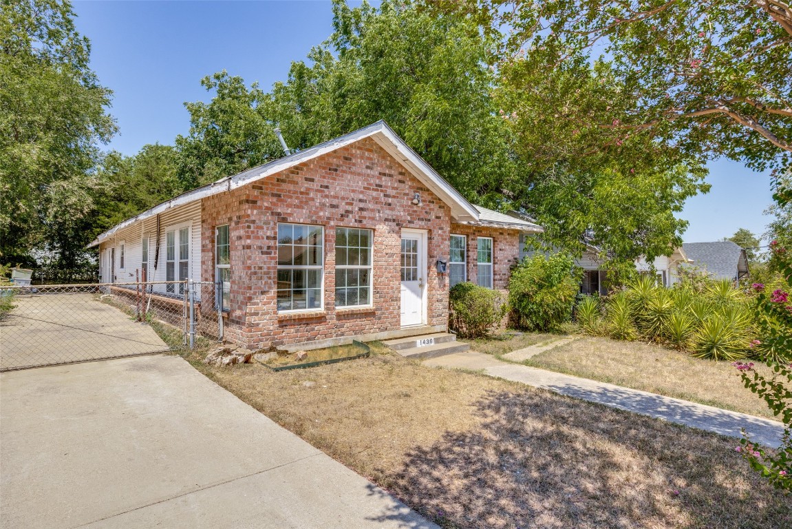 1439 Claude Street Dallas TX 75203