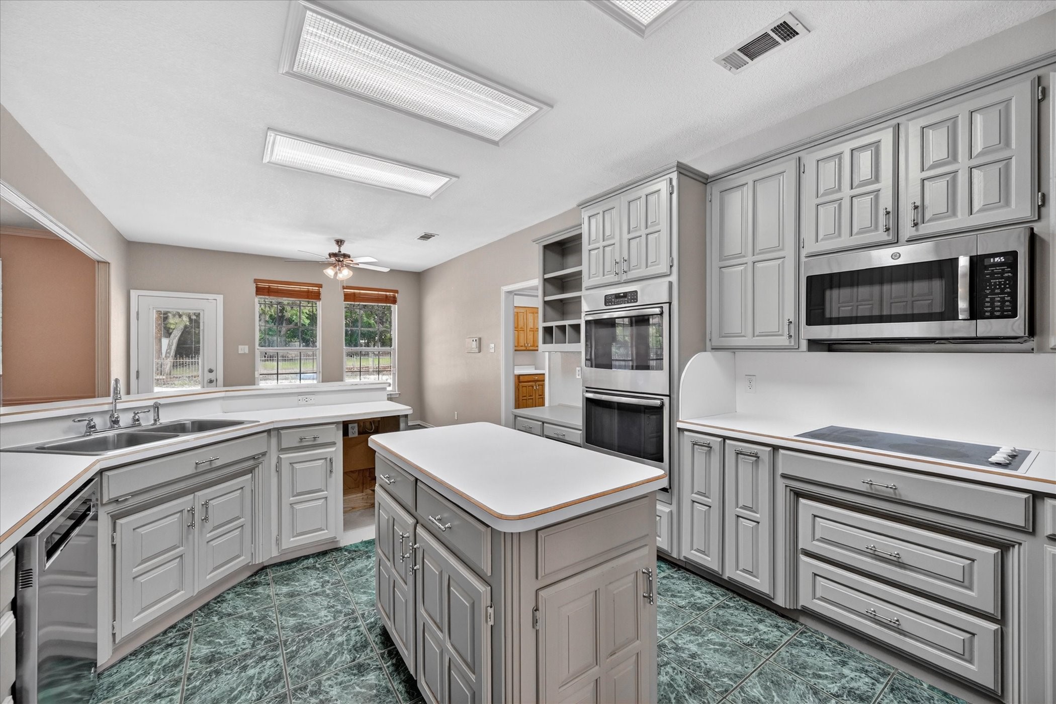 2212 Summit Drive Burleson TX 76028
