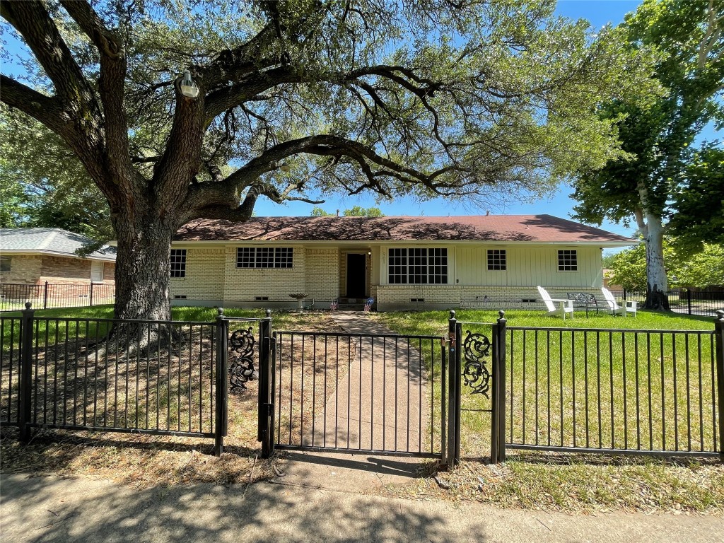 901 Poinsettia Drive Lancaster TX 75146