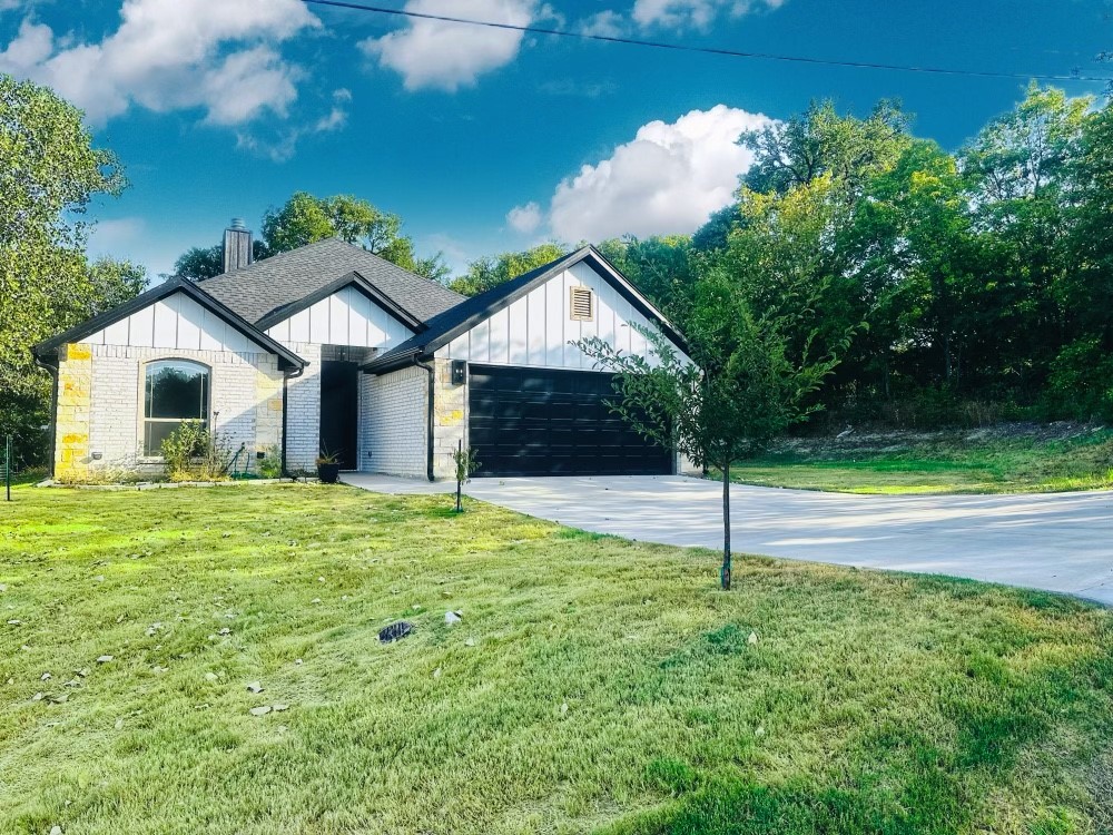 323 Heritage Trail Granbury TX 76048