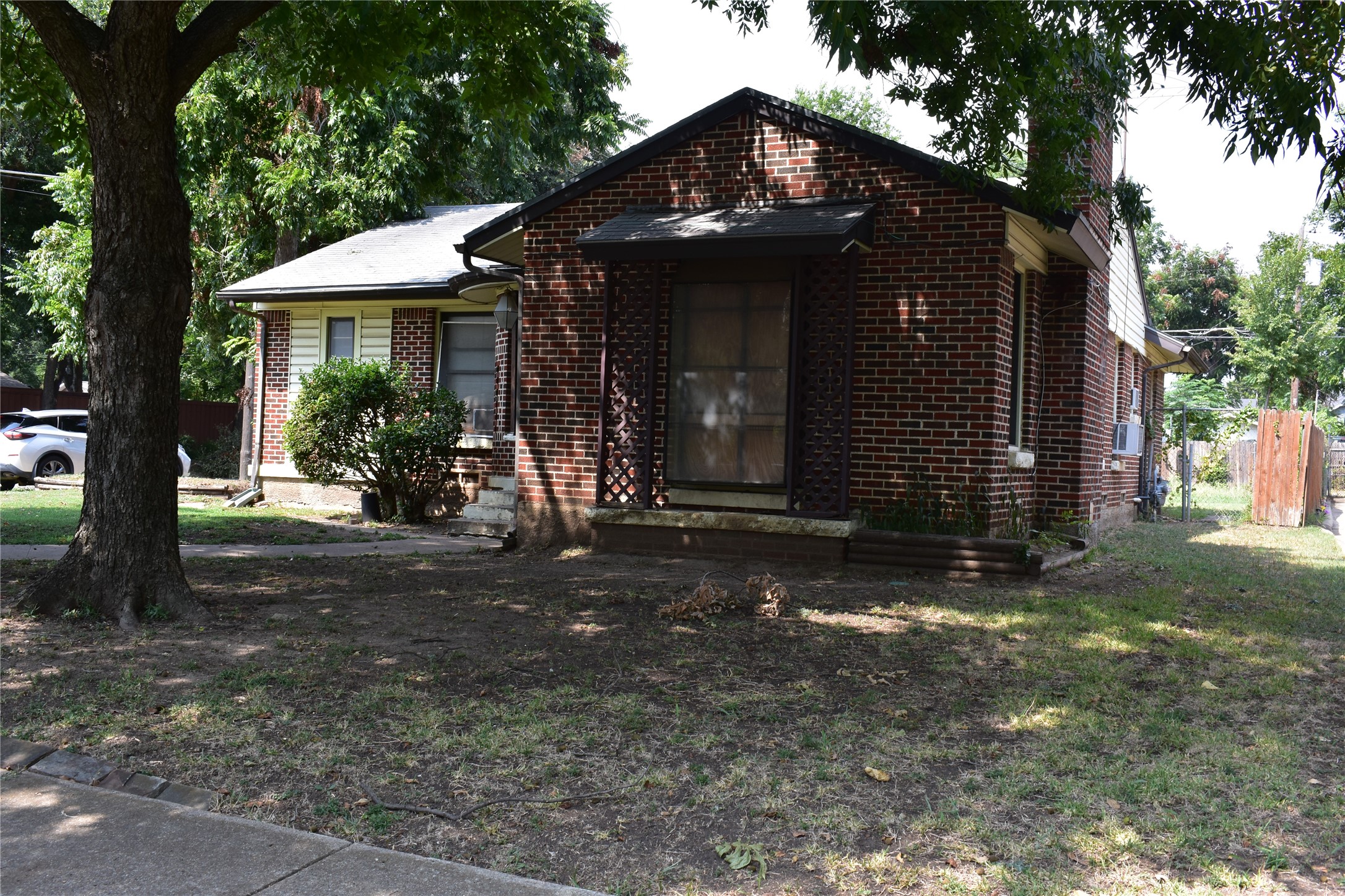 825 S Montreal Avenue Dallas TX 75208