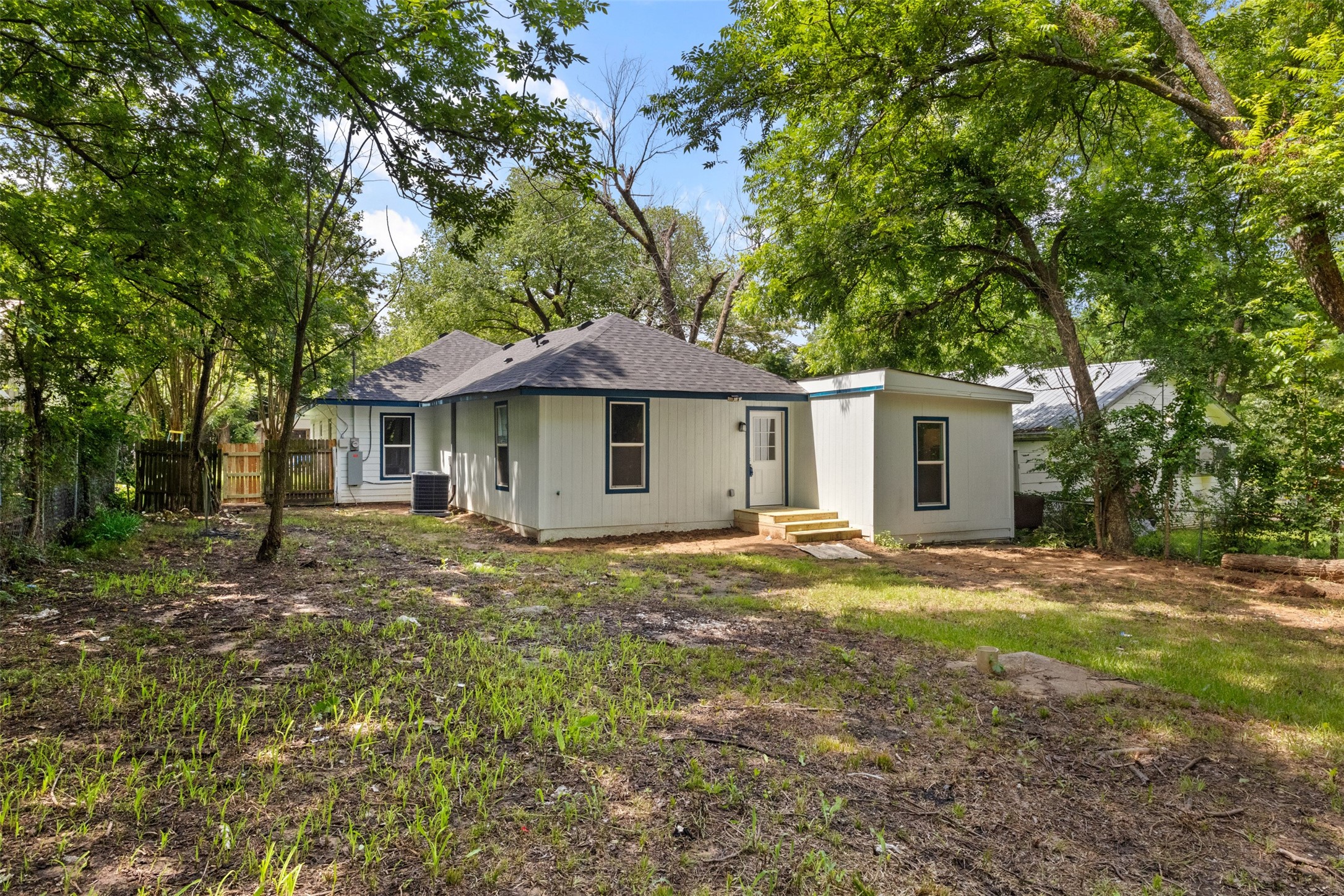 1017 E Washington Street Paris TX 75460