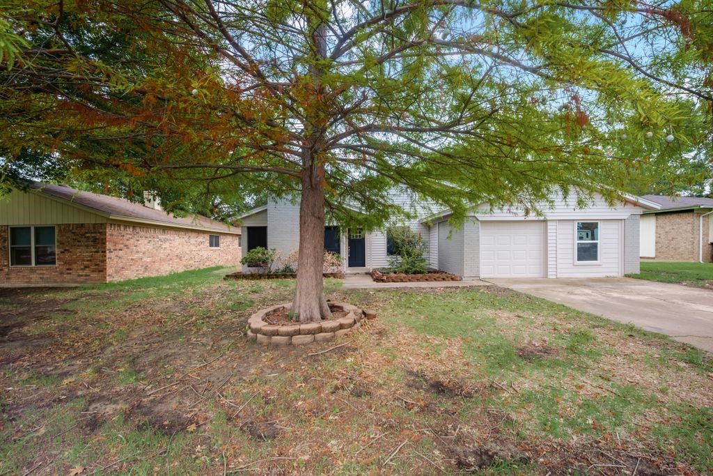 621 NW Charlyne Drive Burleson TX 76028