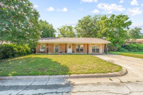 1724 W Doyle Street Granbury TX 76048