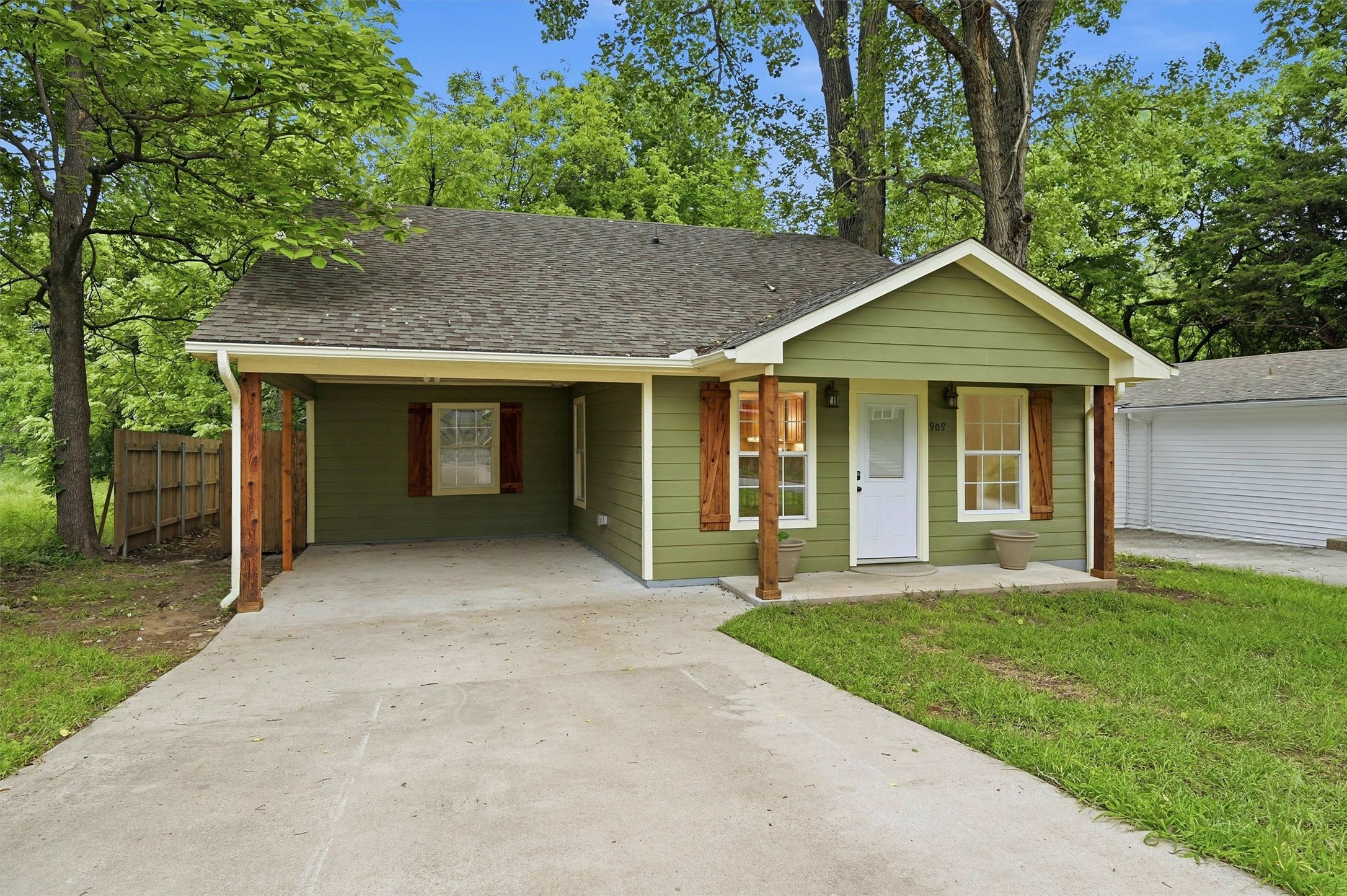 909 Thatcher Street Denison TX 75020