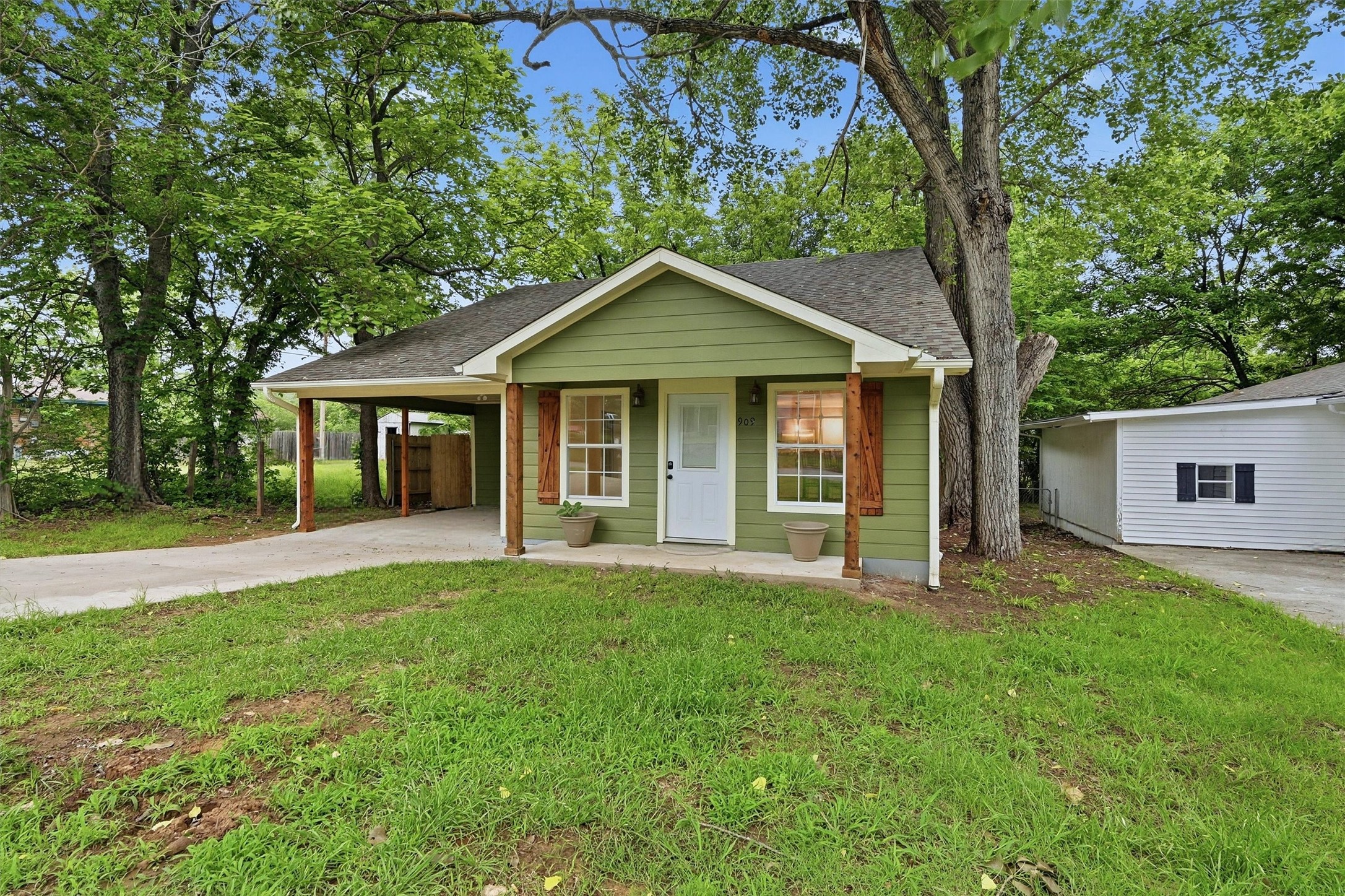 909 Thatcher Street Denison TX 75020