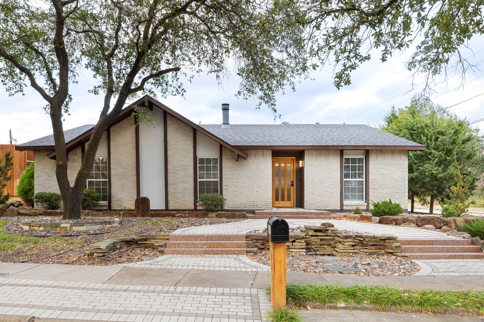 Dallas TX, 11067 Wallbrook Drive