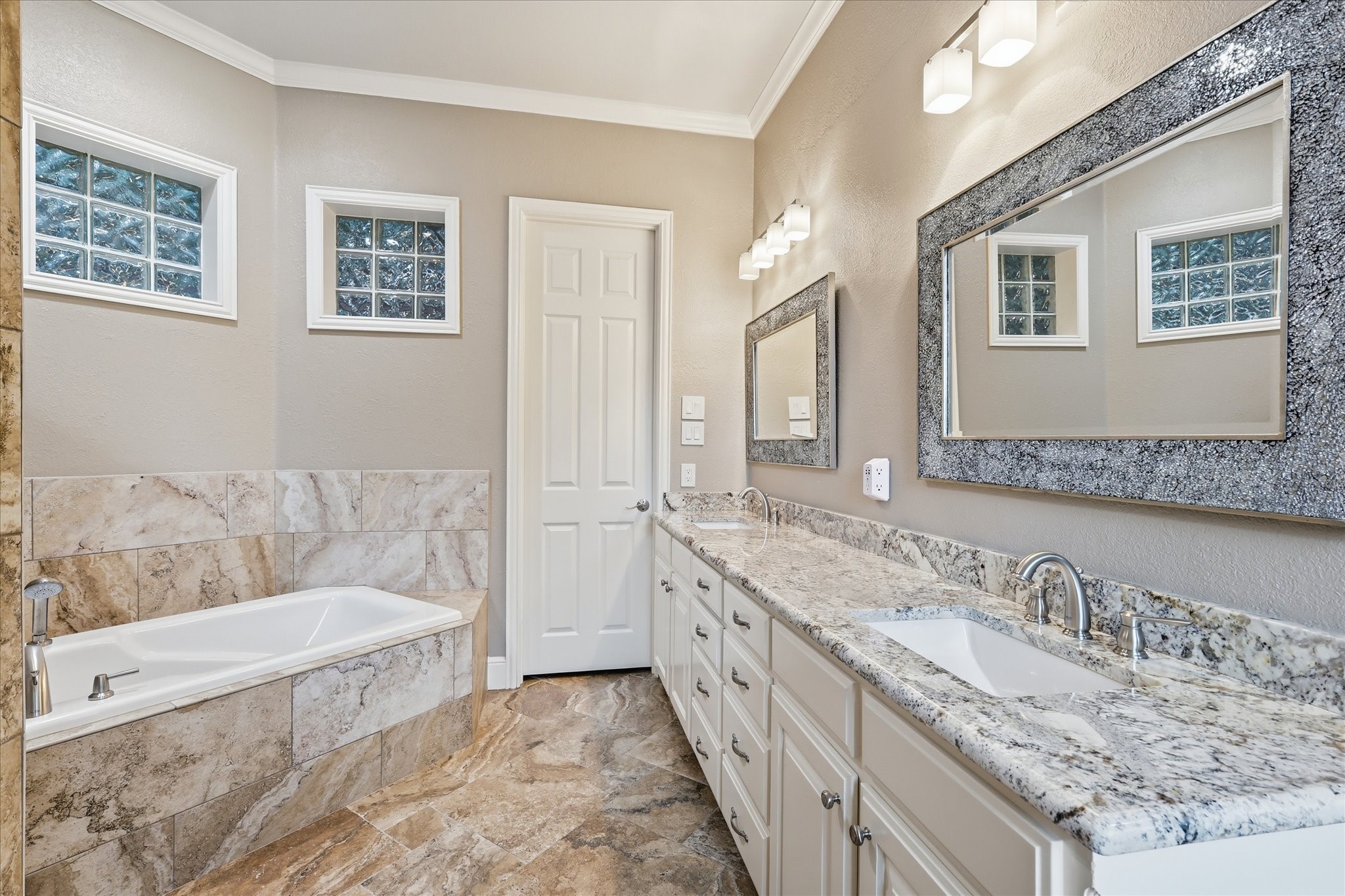 8953 Stratford Drive North Richland Hills TX 76182