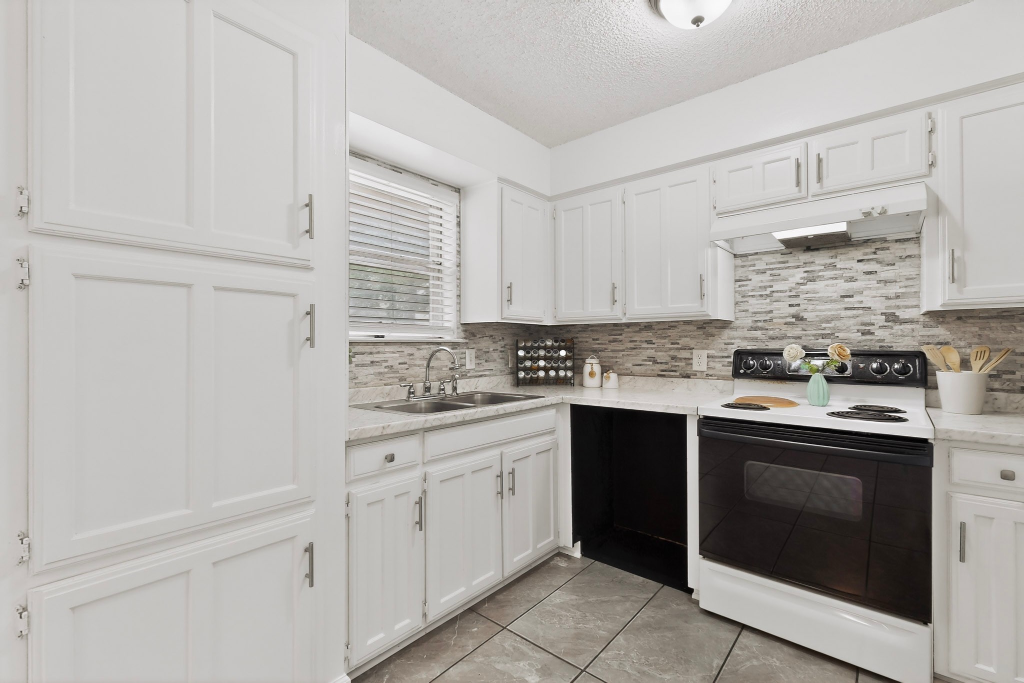 718 Matthews Court Arlington TX 76012