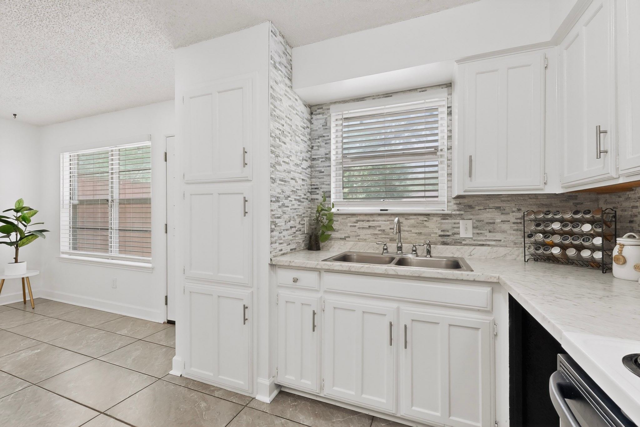 718 Matthews Court Arlington TX 76012