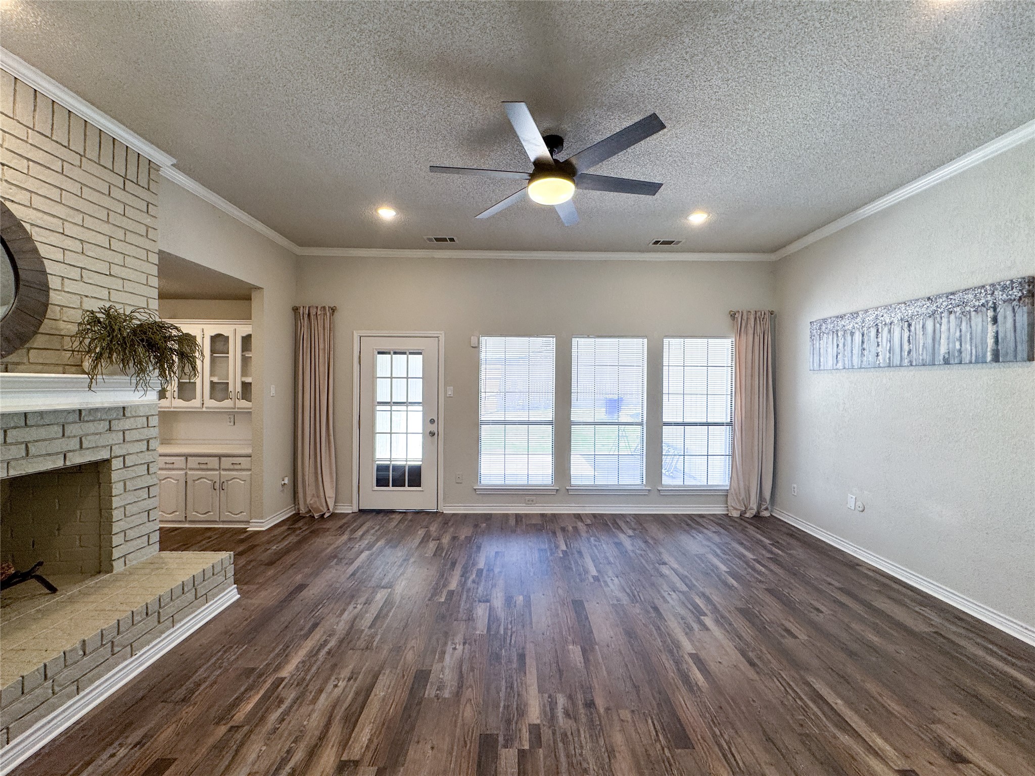 418 Whispering Hills Drive Duncanville TX 75137