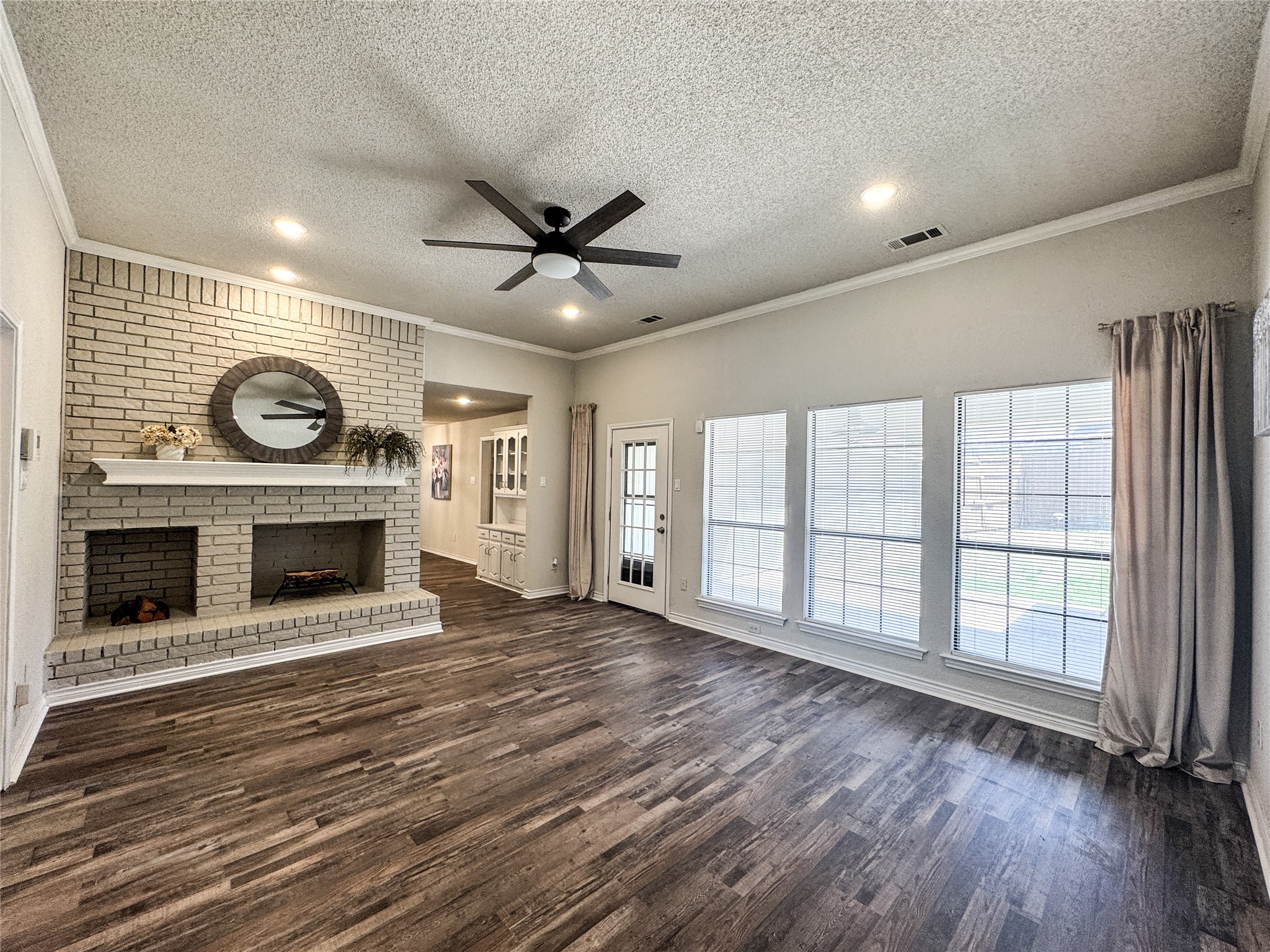 418 Whispering Hills Drive Duncanville TX 75137