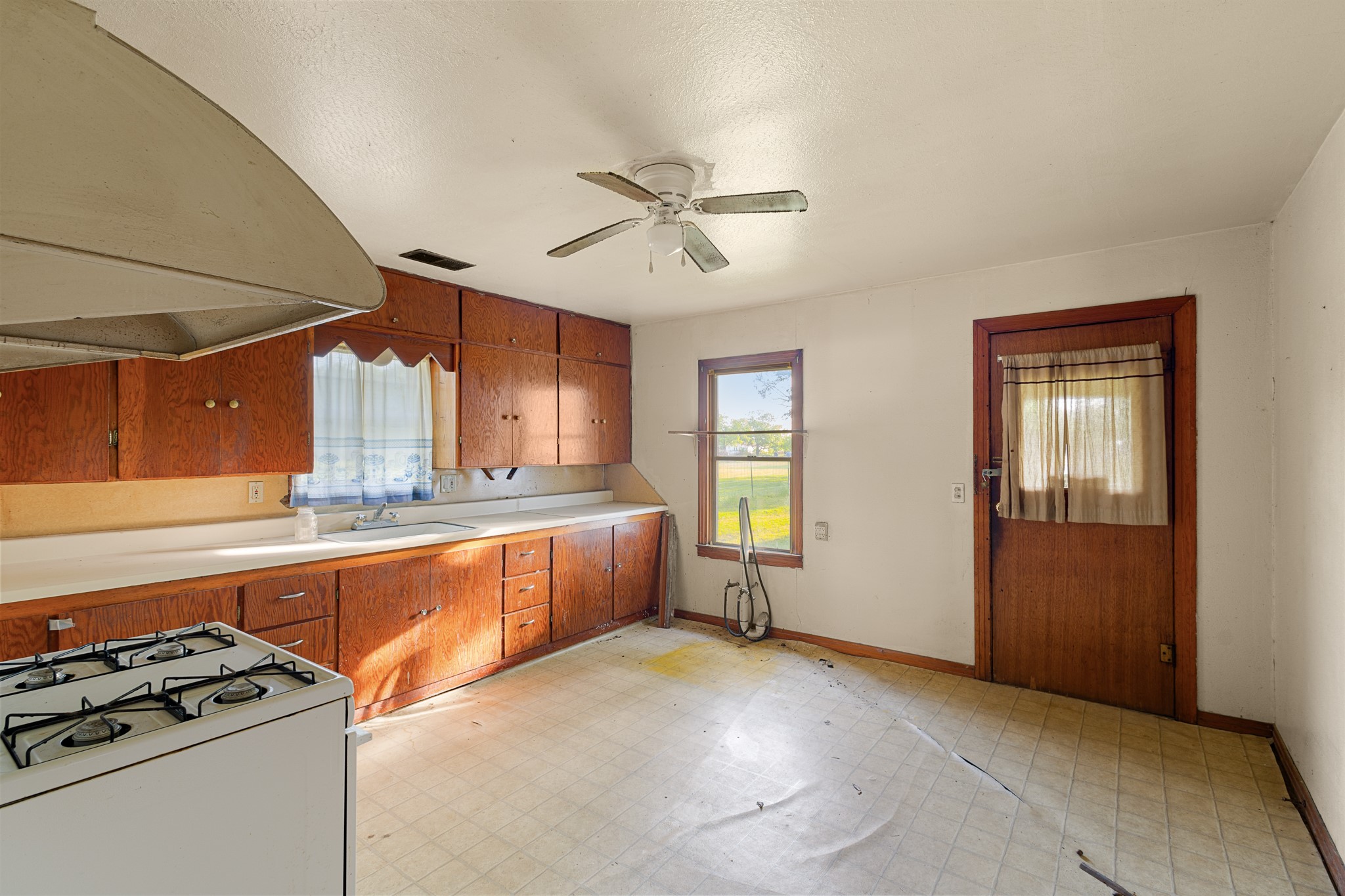 201 Proctor Lane Sunset TX 76270