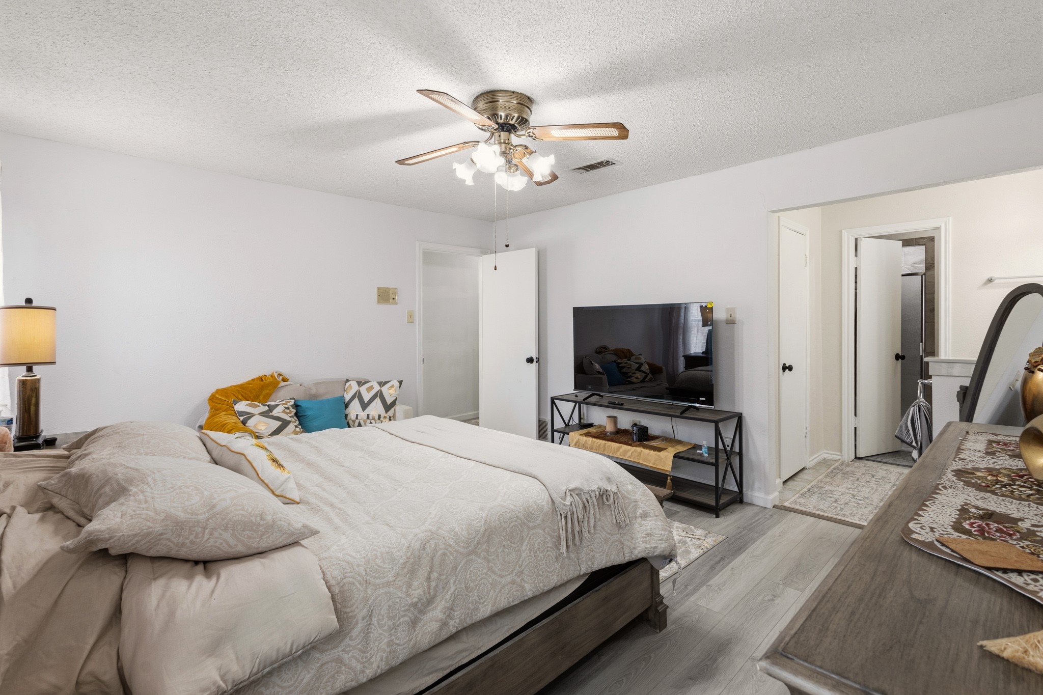 2011 Bay Oaks Drive Arlington TX 76012