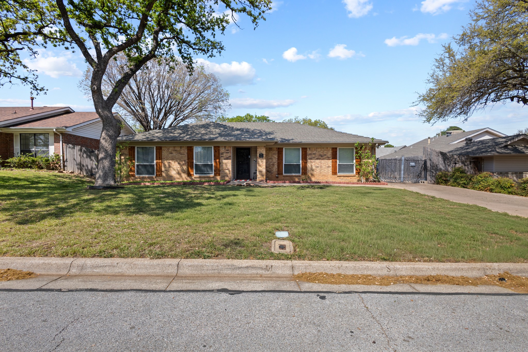 2011 Bay Oaks Drive Arlington TX 76012