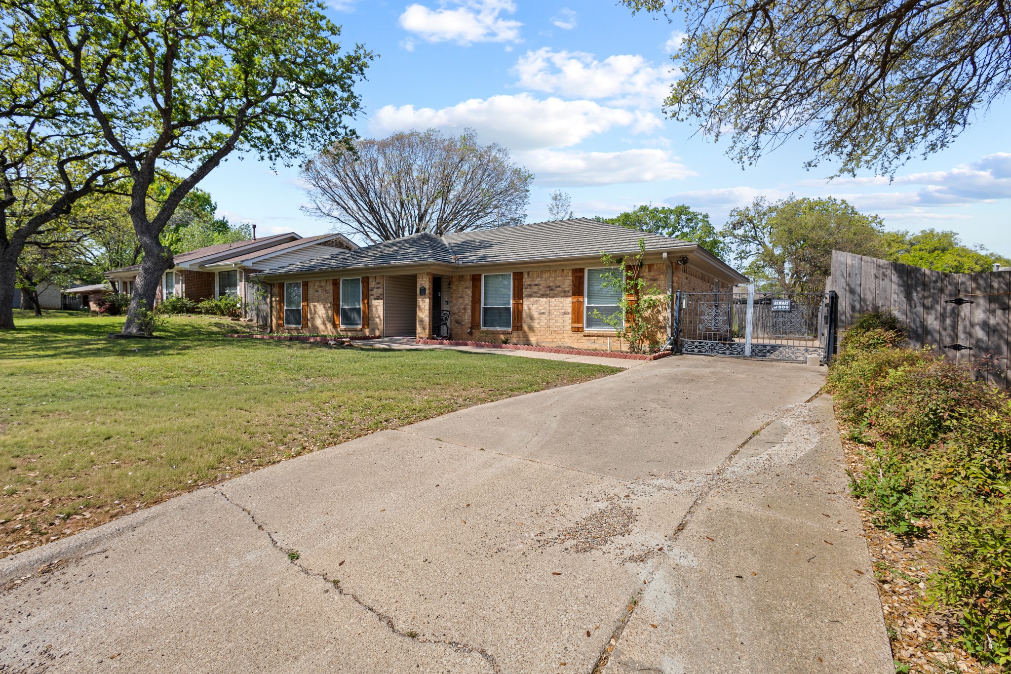 2011 Bay Oaks Drive Arlington TX 76012