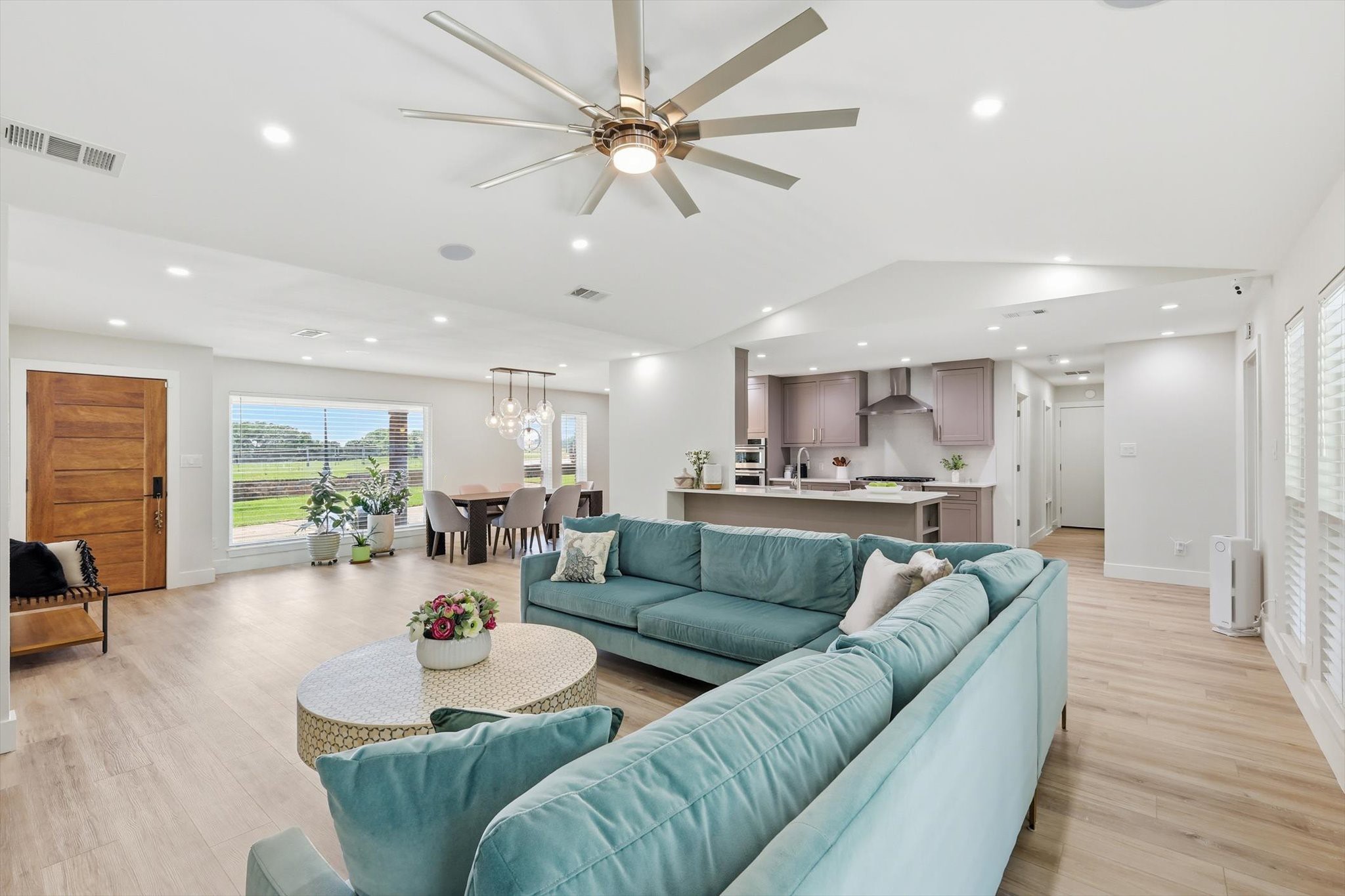 1909 W Red Bird Lane Dallas TX 75232