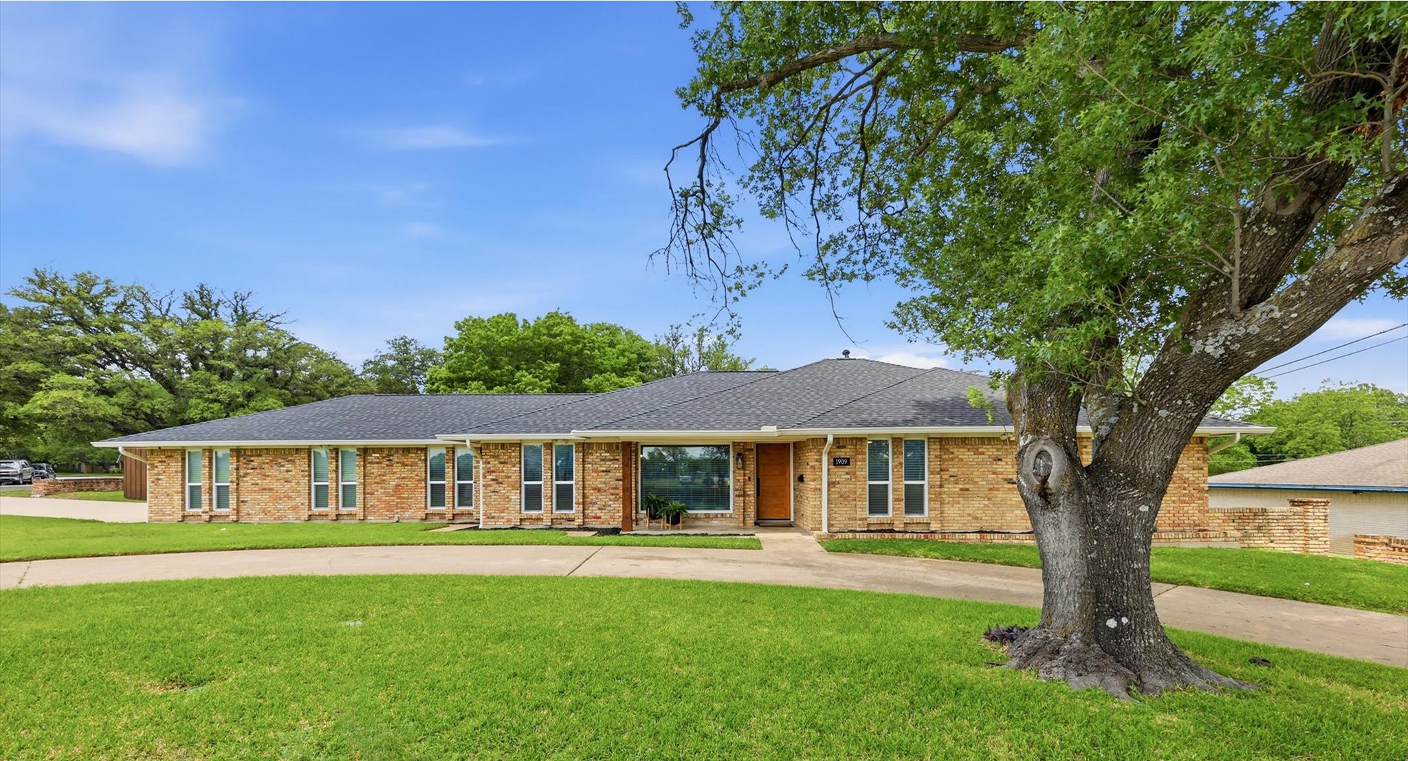 1909 W Red Bird Lane Dallas TX 75232