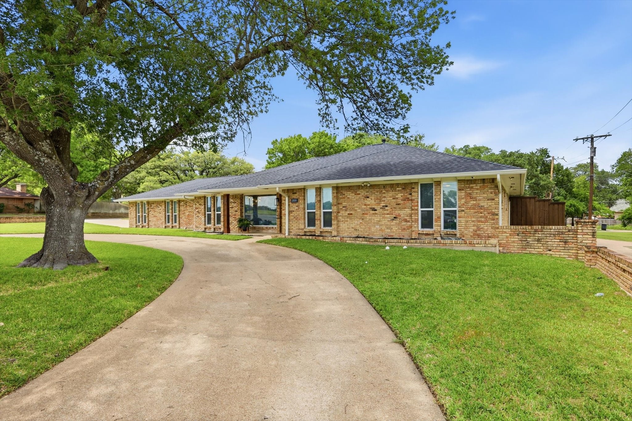 1909 W Red Bird Lane Dallas TX 75232