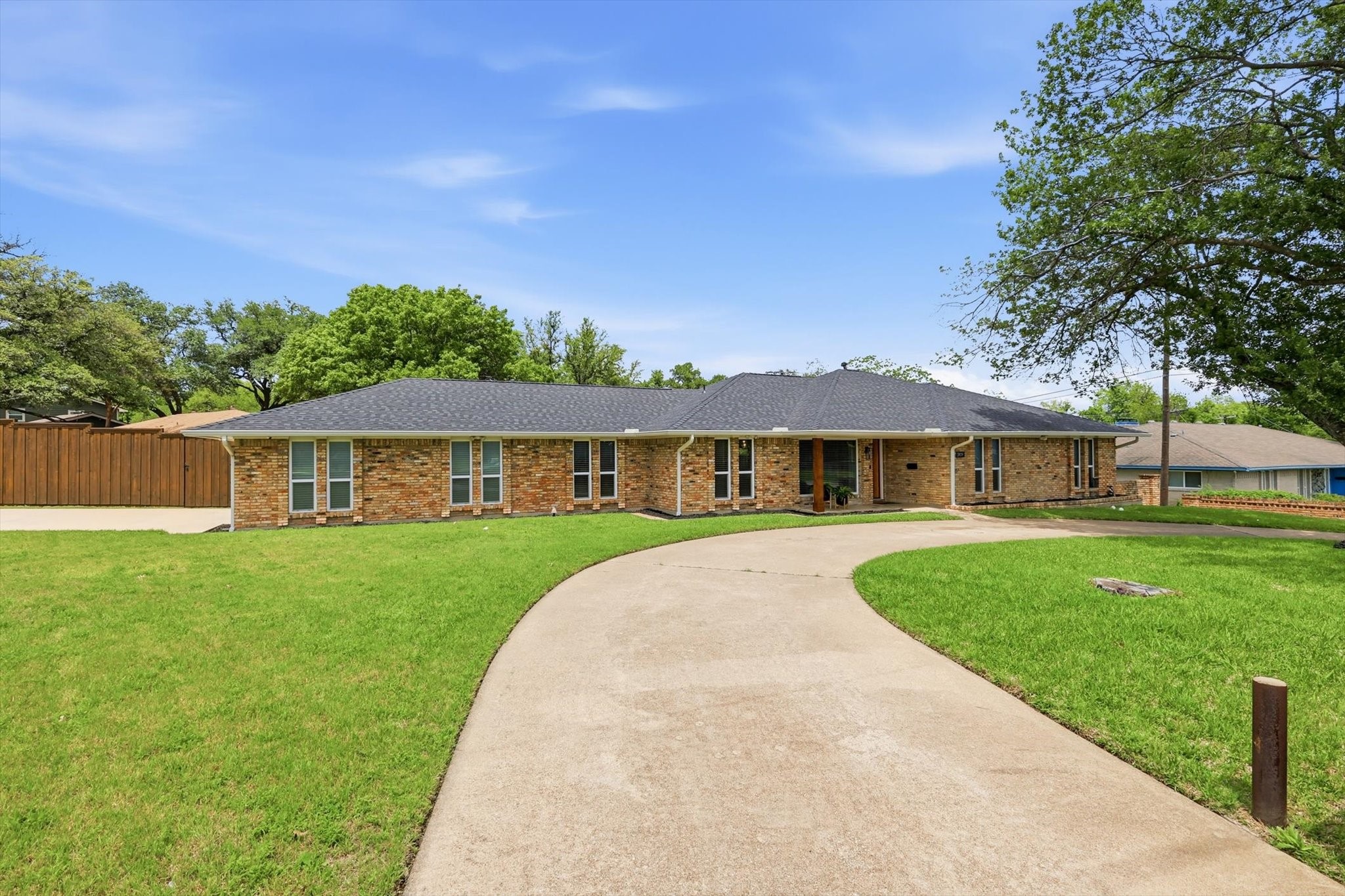 1909 W Red Bird Lane Dallas TX 75232