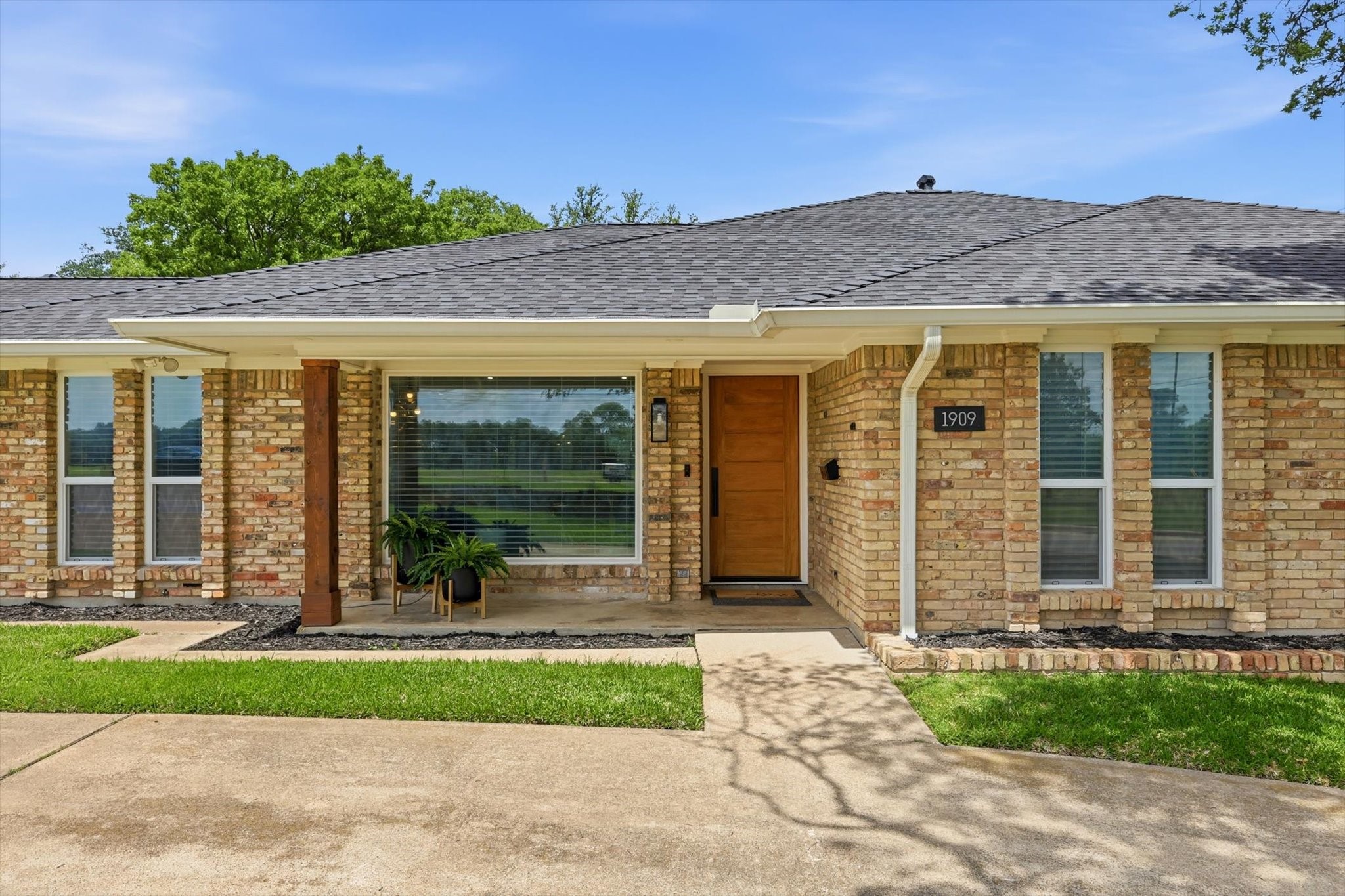 1909 W Red Bird Lane Dallas TX 75232