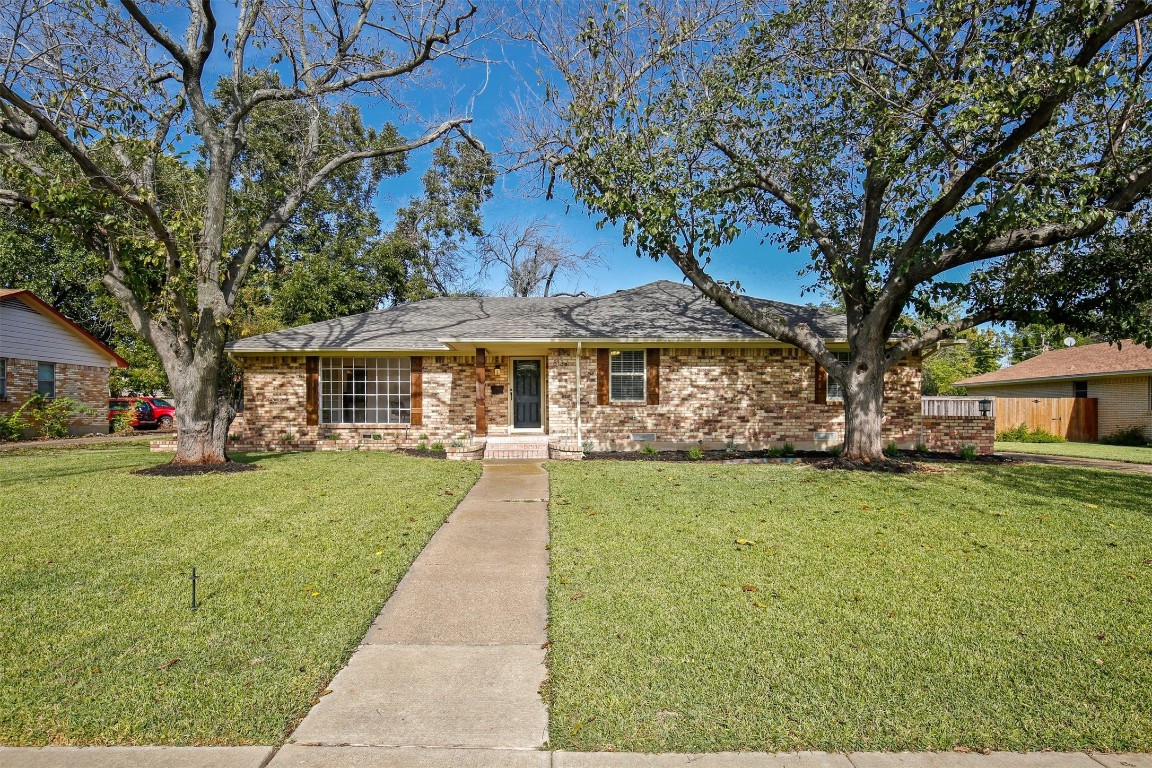 813 Kingsbridge Drive Garland TX 75040