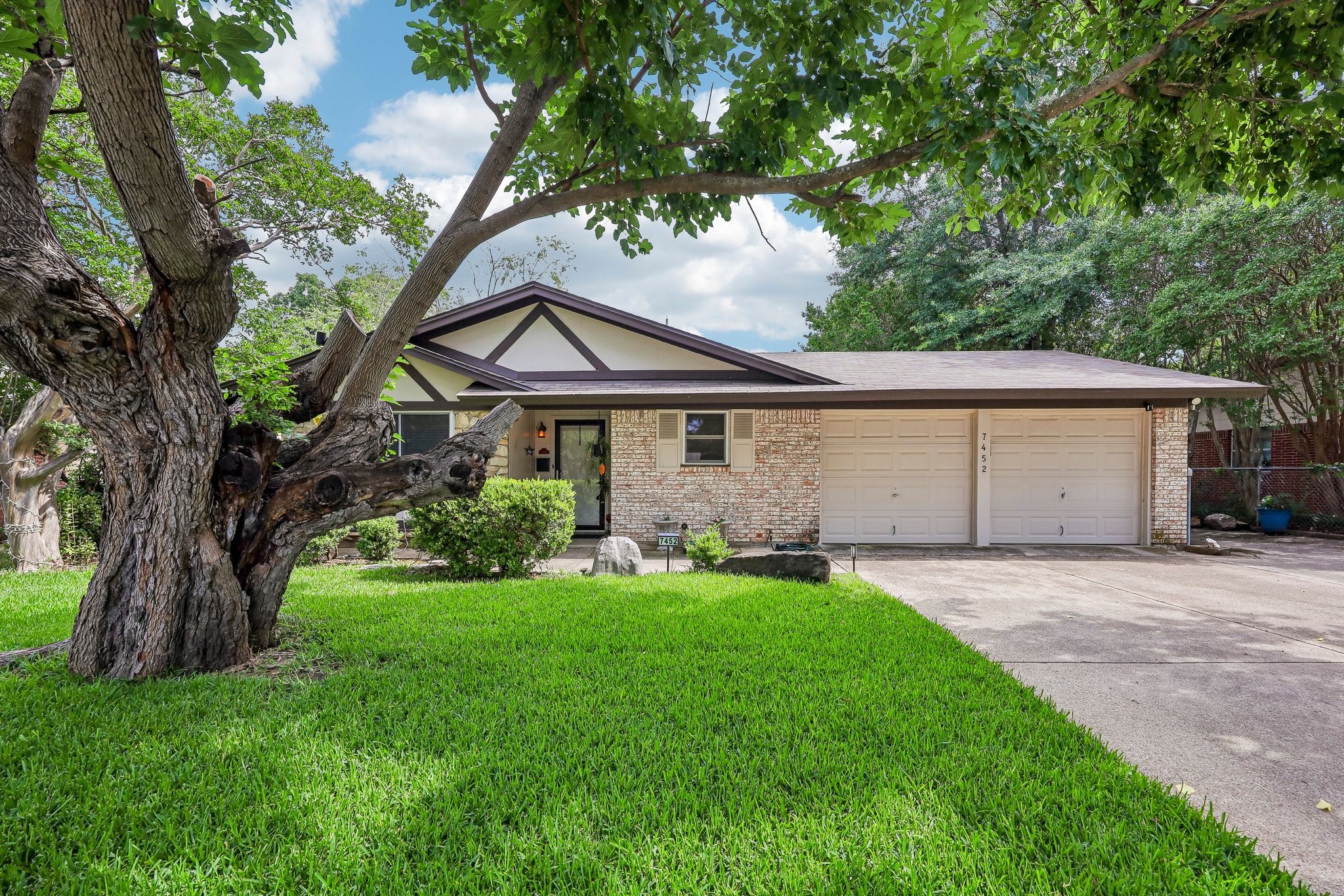 7452 Meadowcrest Drive Fort Worth TX 76112