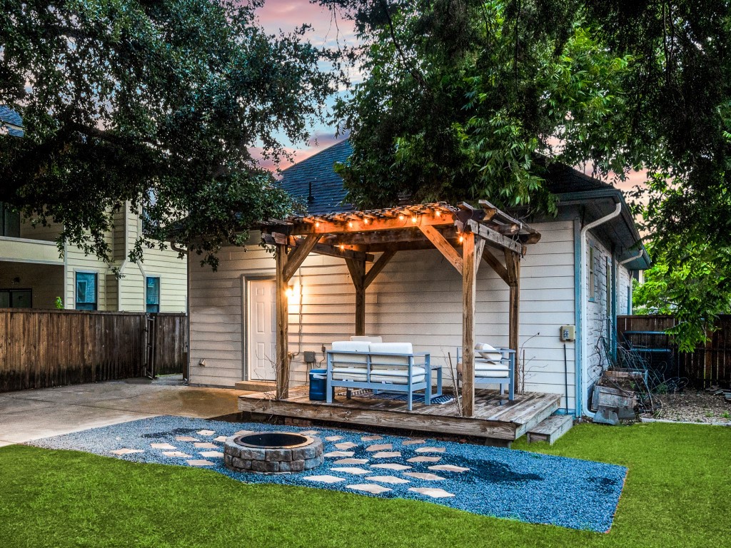 820 W 8th Street Dallas TX 75208