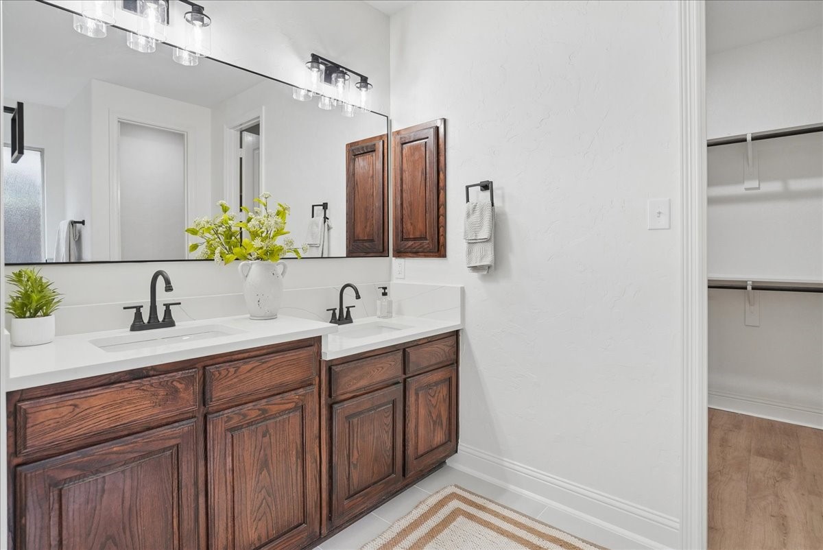2407 Laguna Lane Arlington TX 76012