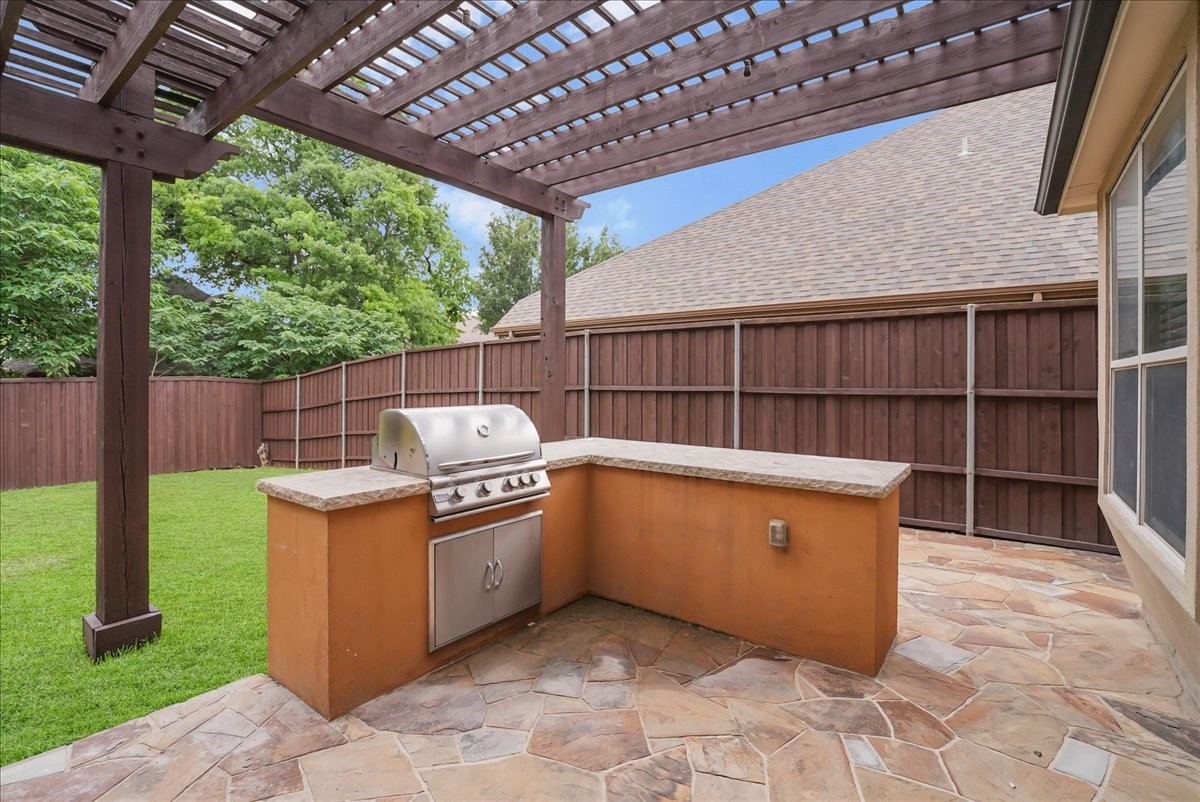 2407 Laguna Lane Arlington TX 76012