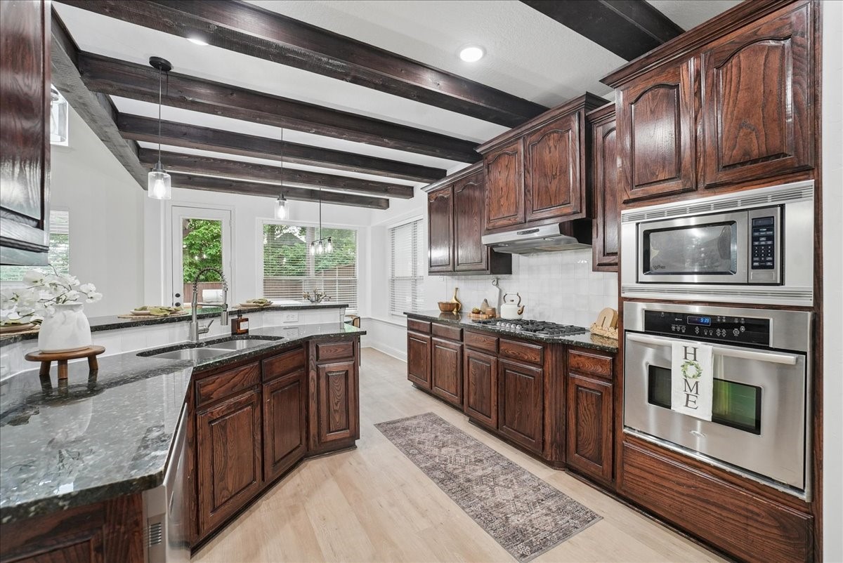 2407 Laguna Lane Arlington TX 76012