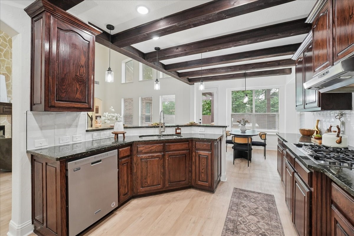 2407 Laguna Lane Arlington TX 76012