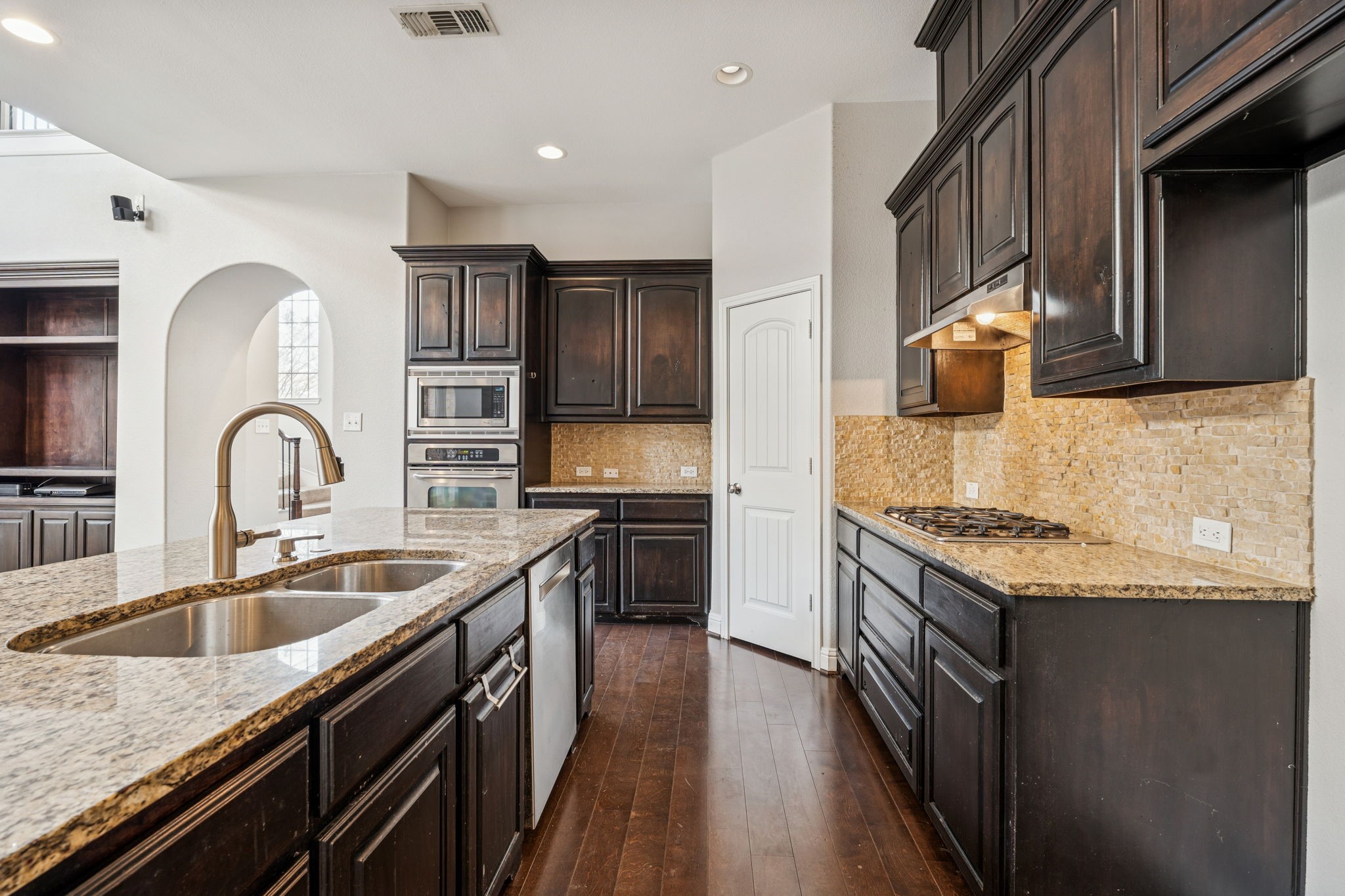 821 La Cima Irving TX 75039