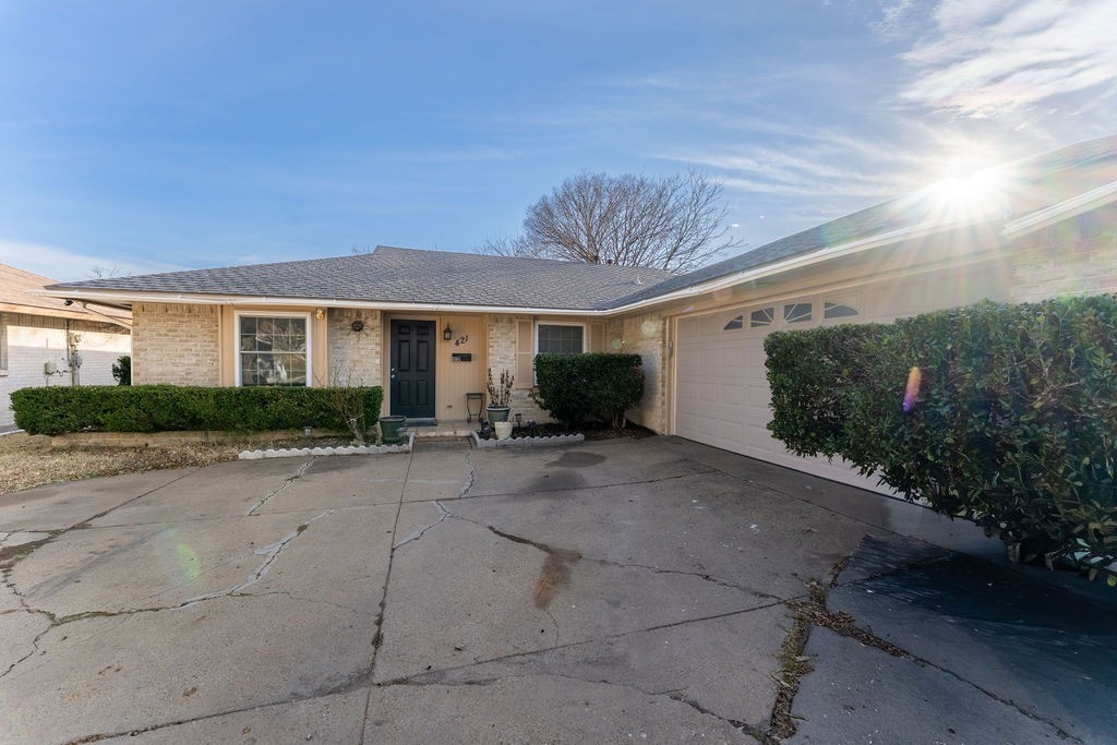 421 W Springdale Lane Grand Prairie TX 75052