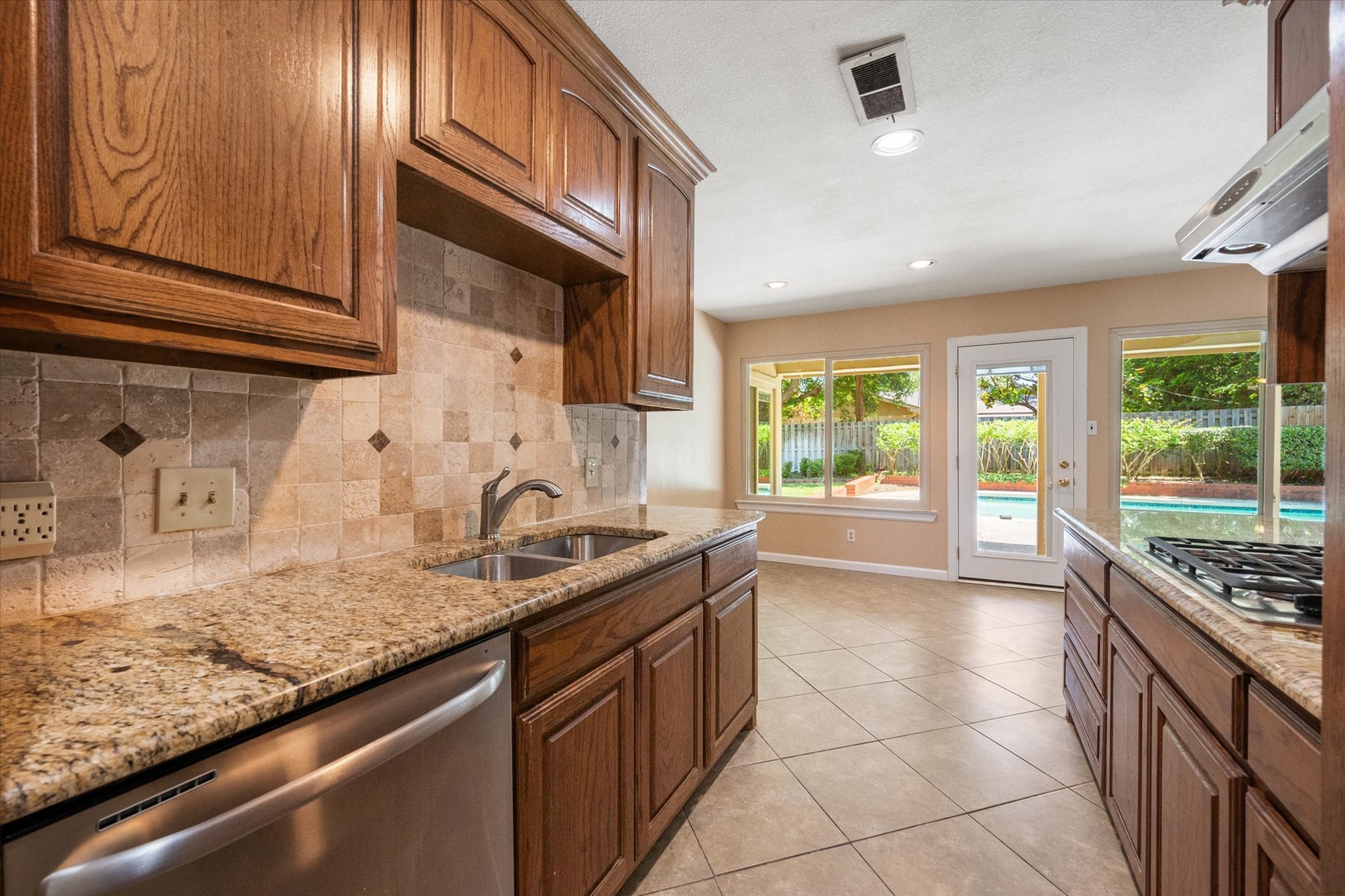 815 Vail Drive Arlington TX 76012