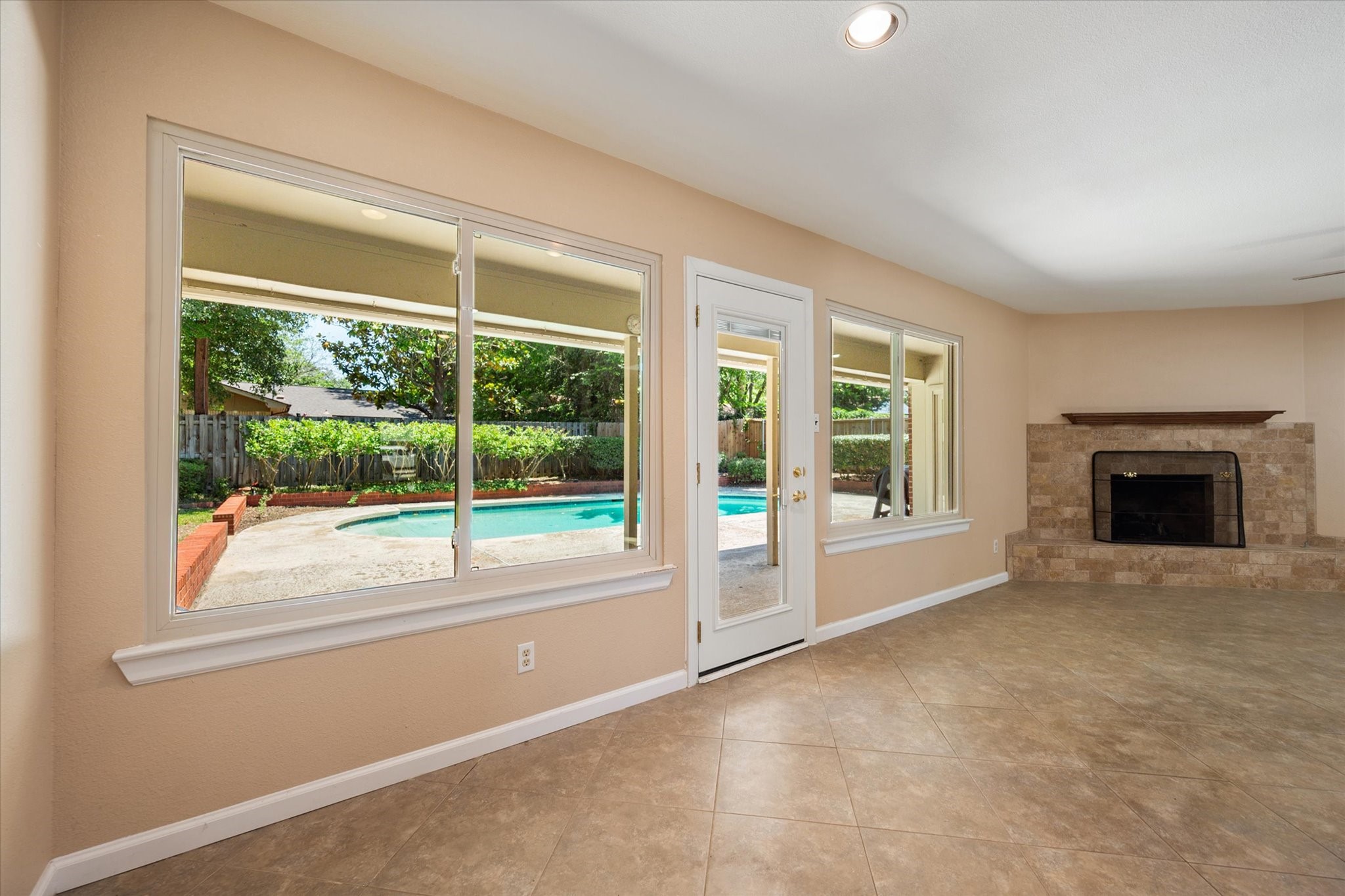 815 Vail Drive Arlington TX 76012
