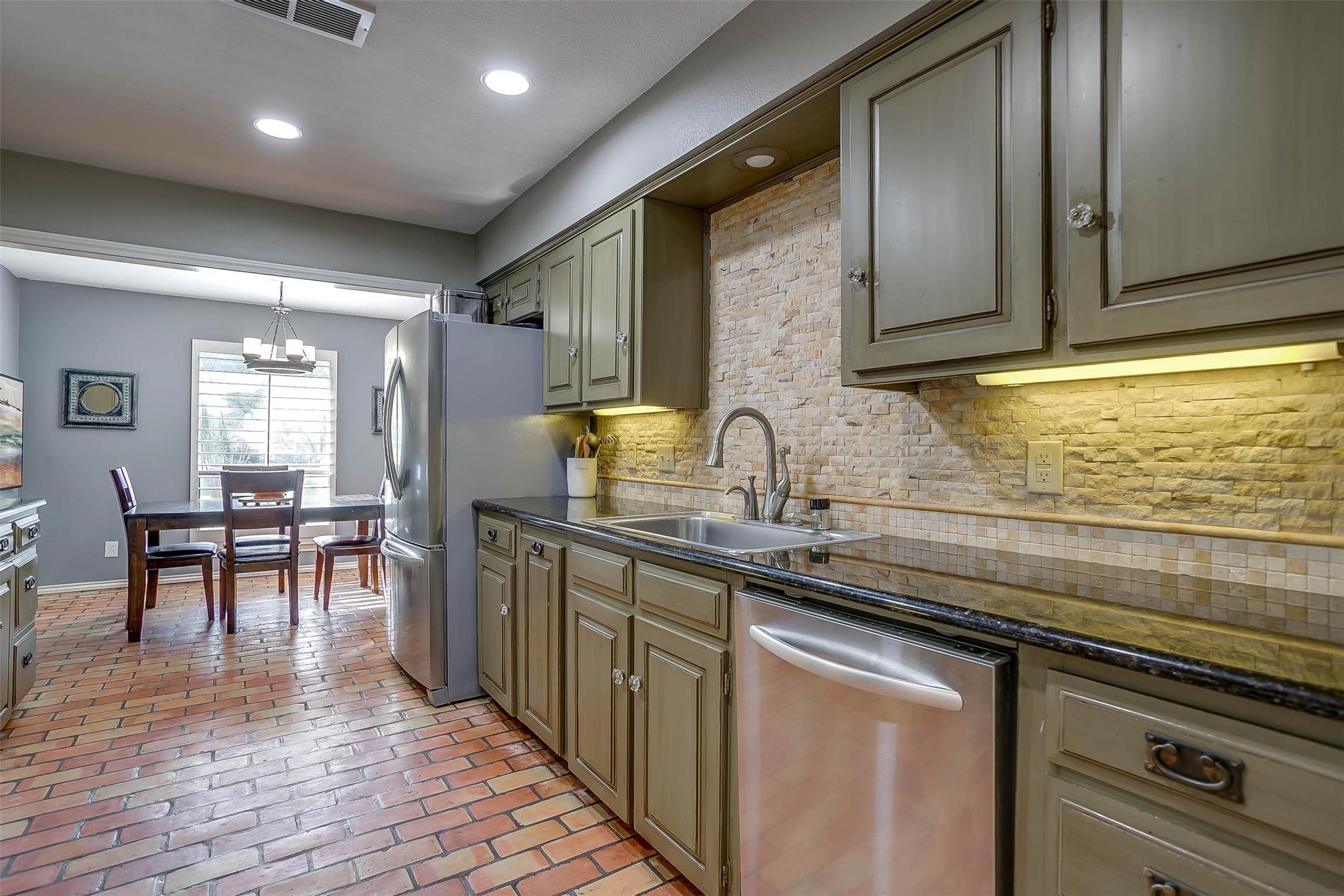 124 Cliffside Drive S Burleson TX 76028