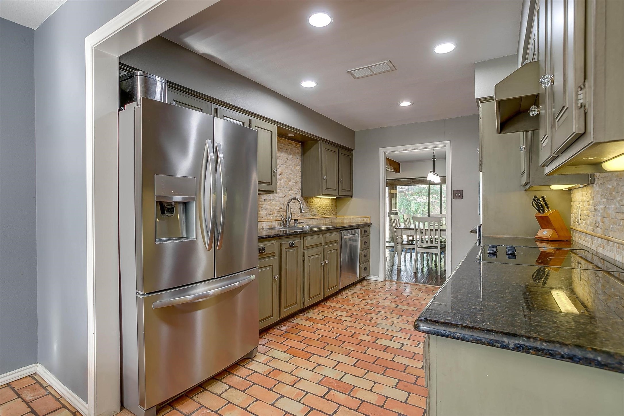 124 Cliffside Drive S Burleson TX 76028