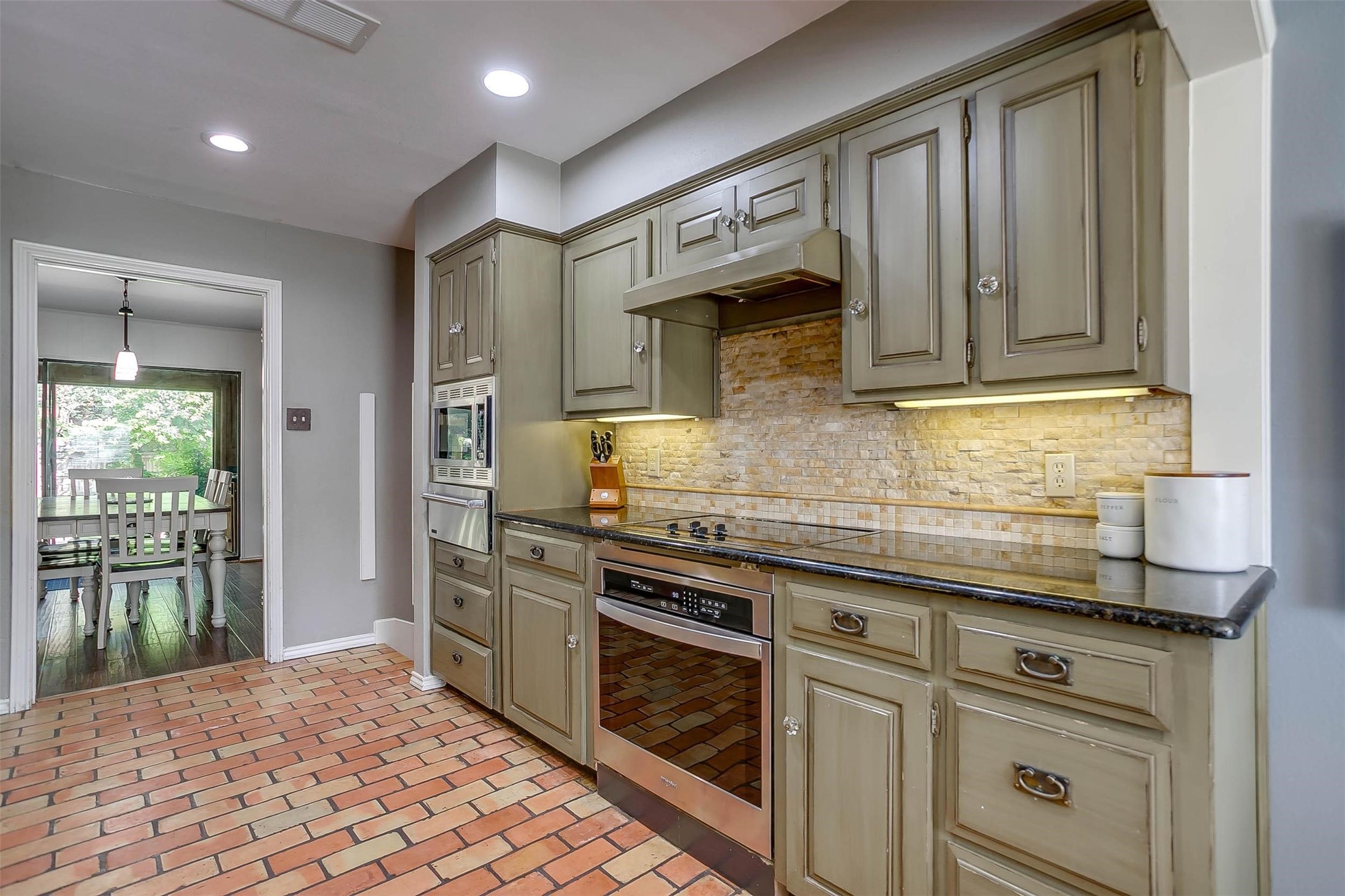 124 Cliffside Drive S Burleson TX 76028