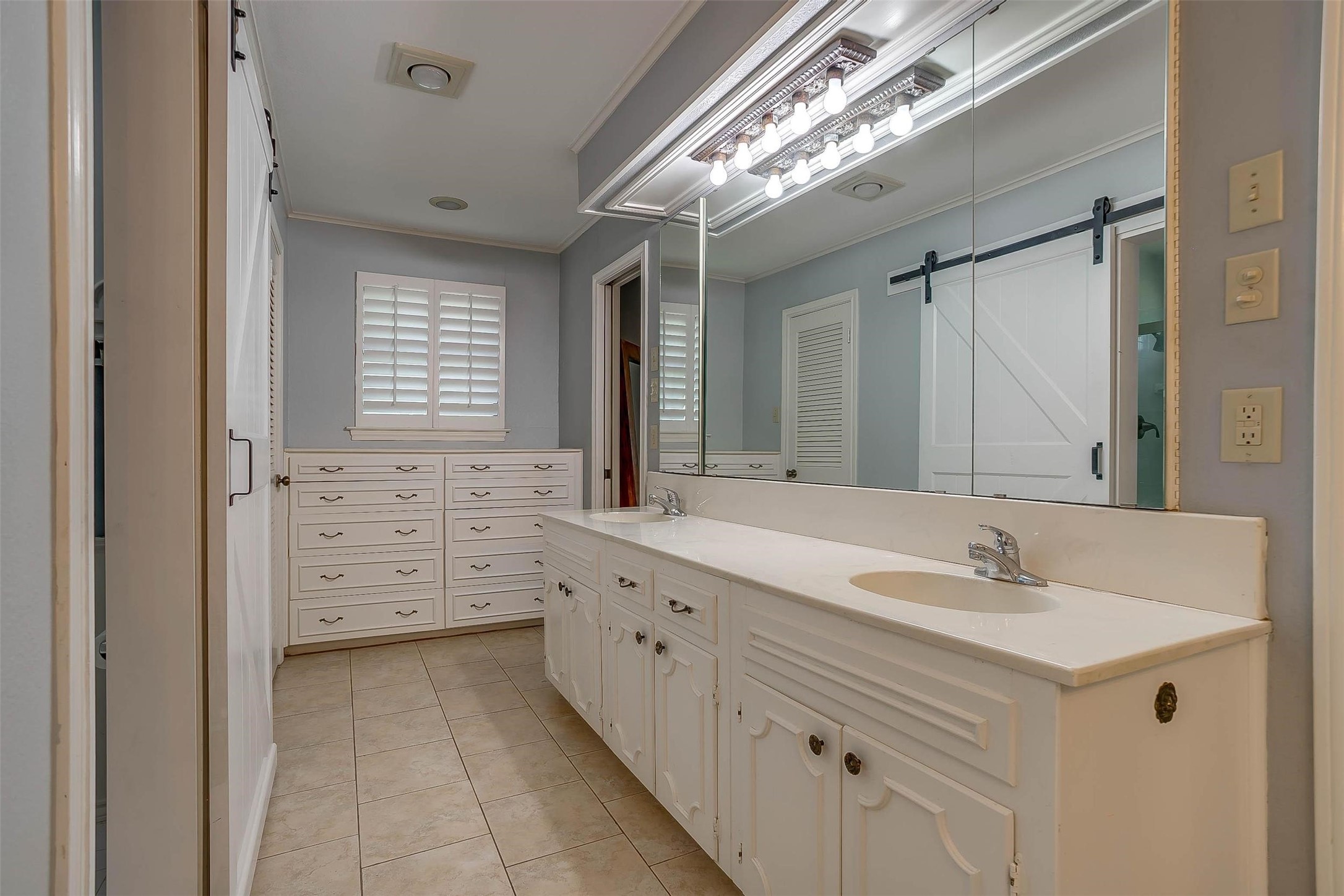 124 Cliffside Drive S Burleson TX 76028