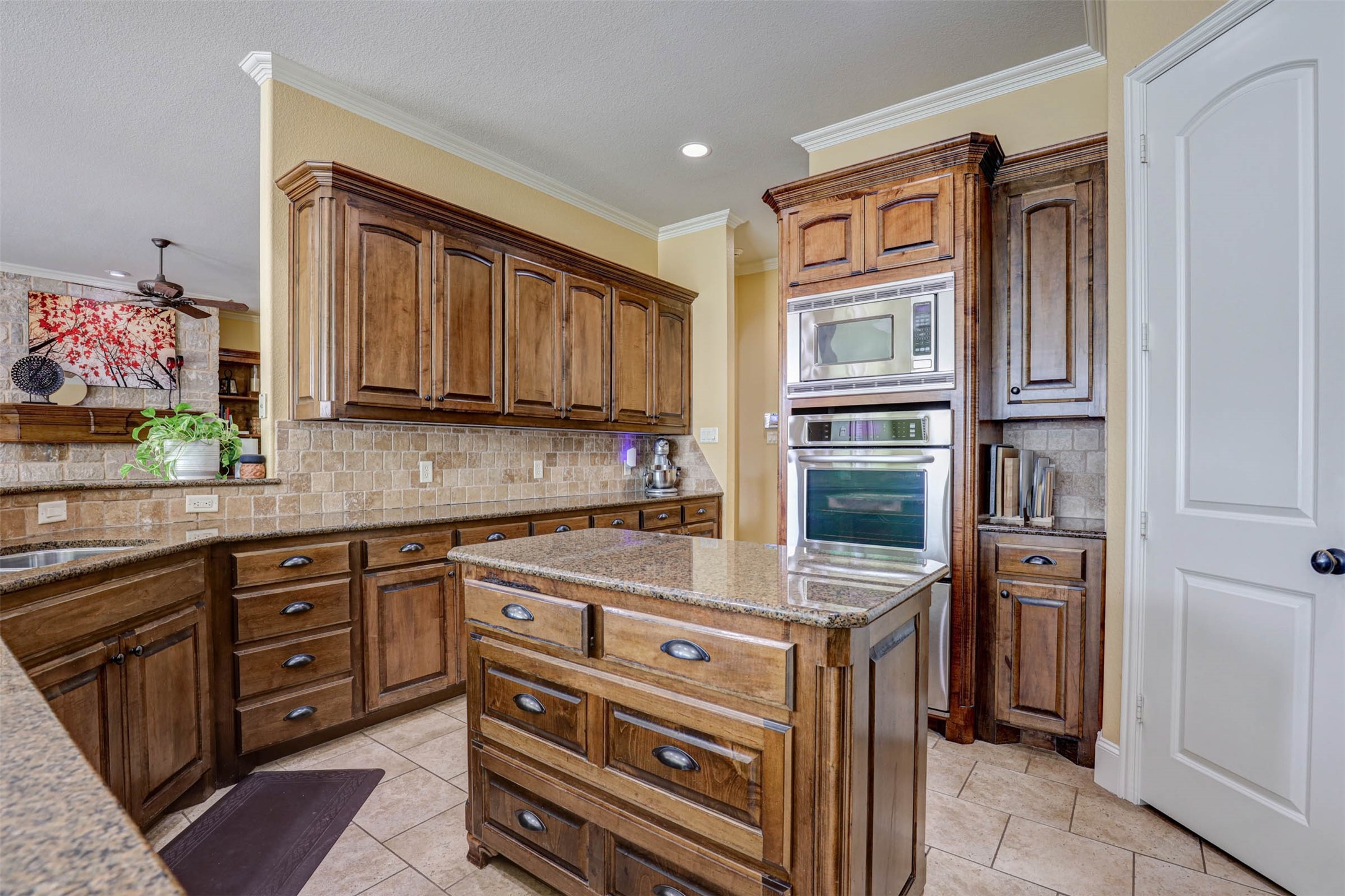 617 Indian Trail Hurst TX 76054
