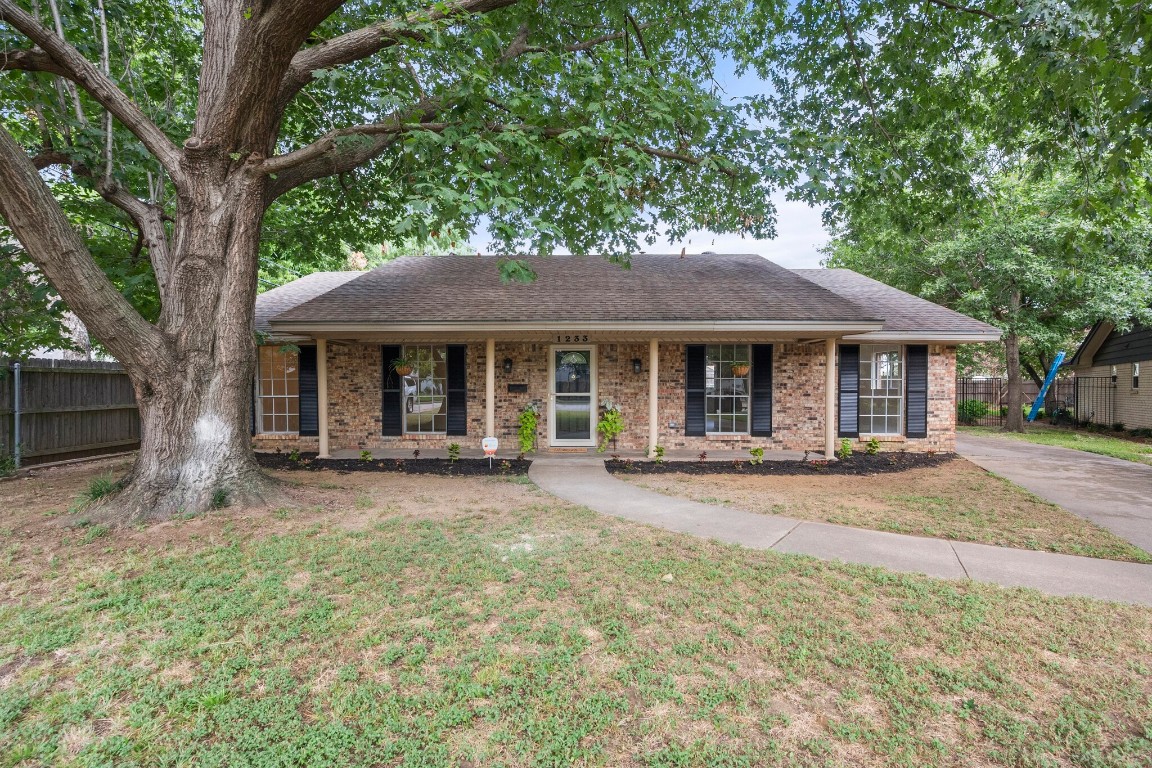 1233 Academy Court Arlington TX 76013