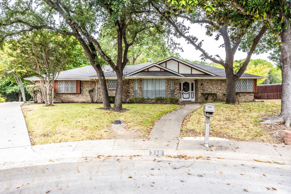 219 Clubbrook Circle Desoto TX 75115